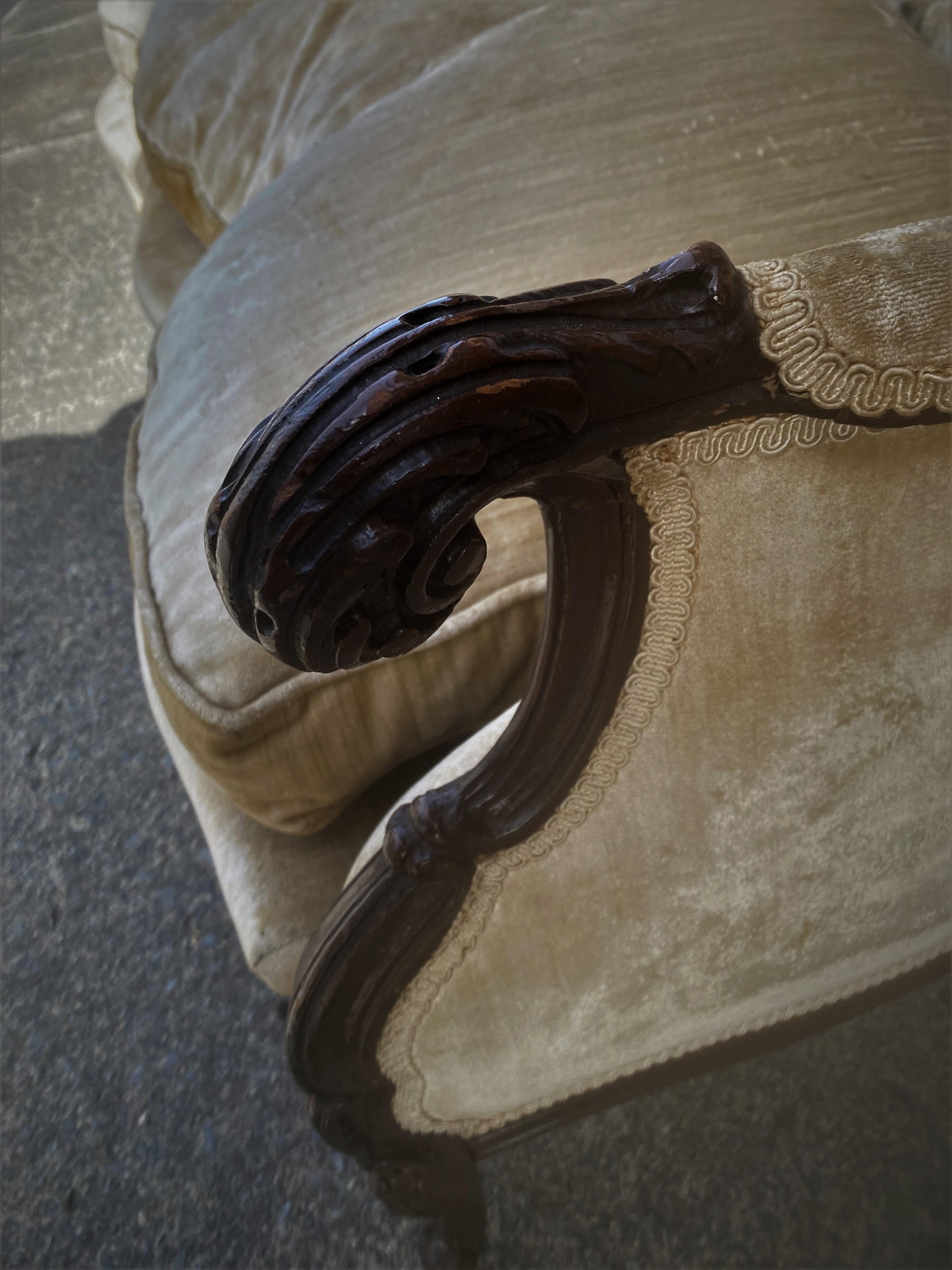 Canapé long de campagne française de la fin du 19e siècle avec accoudoirs, pieds et dossier sculptés  en vente 1