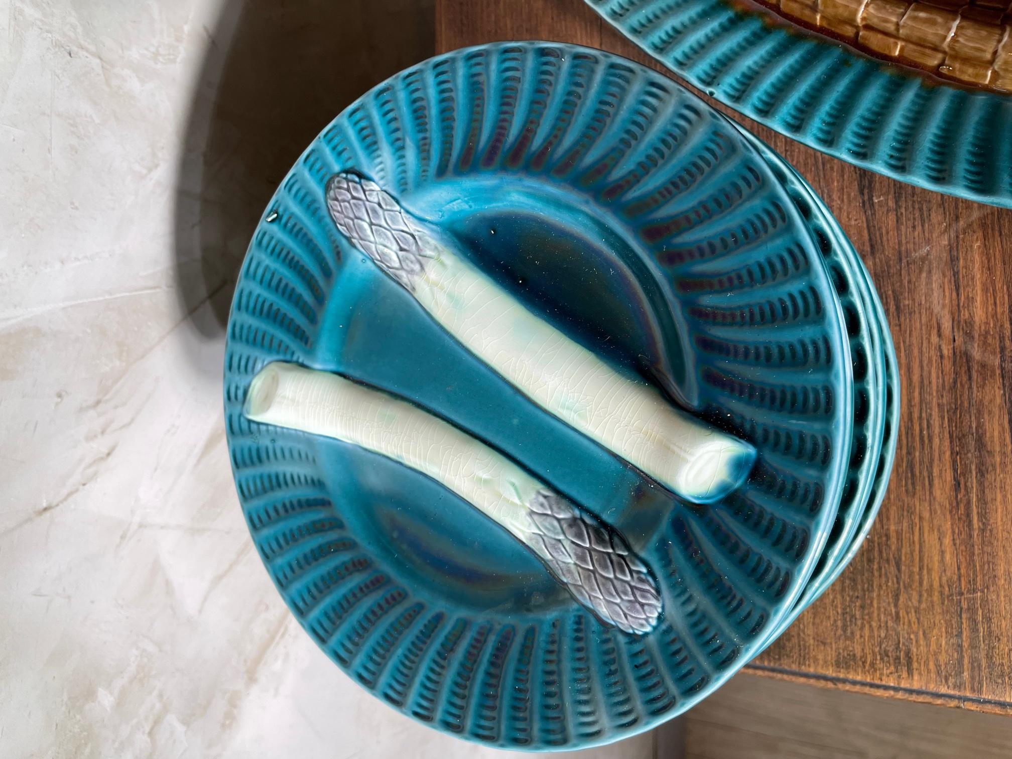Late 19th Century French Creil et Montereau Teal Blue Fluted Asparagus Set In Good Condition For Sale In LEGNY, FR