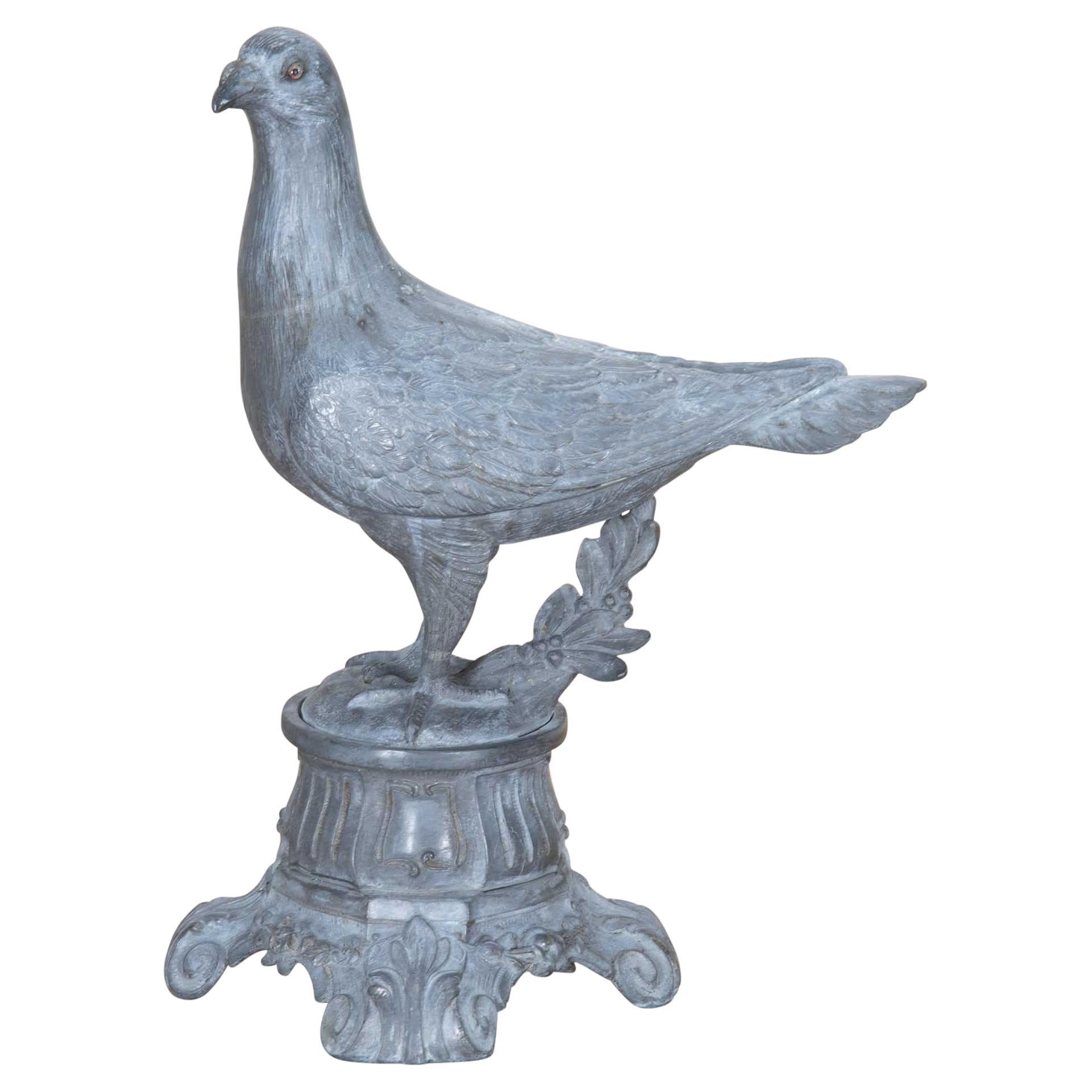 Piccione decorativo francese di fine Ottocento in metallo in vendita