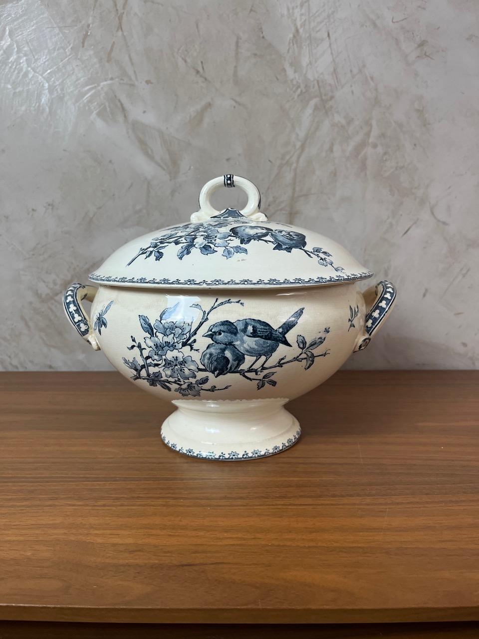 Zuppiera in terracotta bianca e blu di Sarreguemines, modello 
