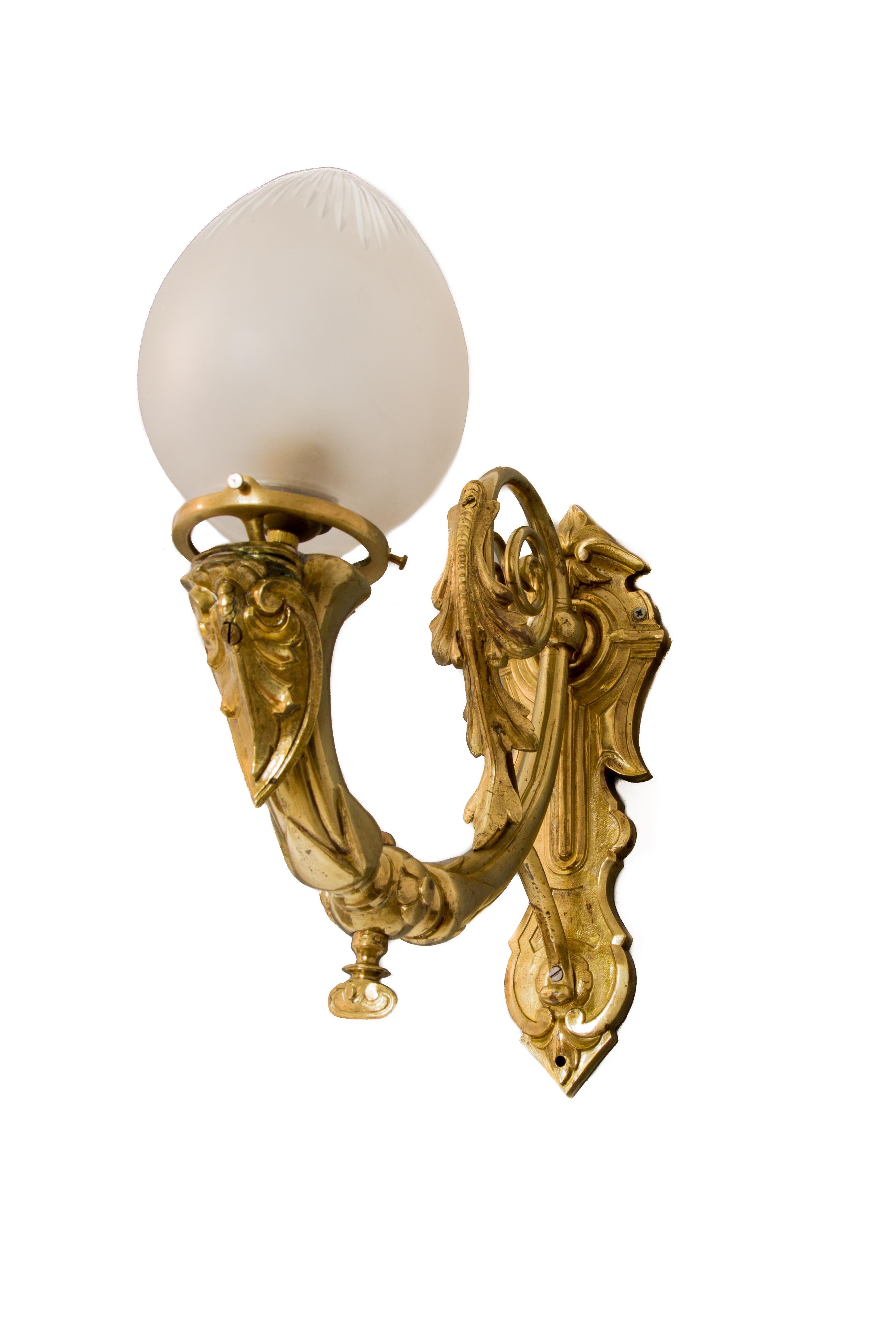Beautiful Belle Époque period French bronze sconce with frosted glass oviform glass shade. Originally crafted as a gas-powered fixture, this antique sconce was properly converted to electric and wired with an E-27 porcelain socket. Decorated with