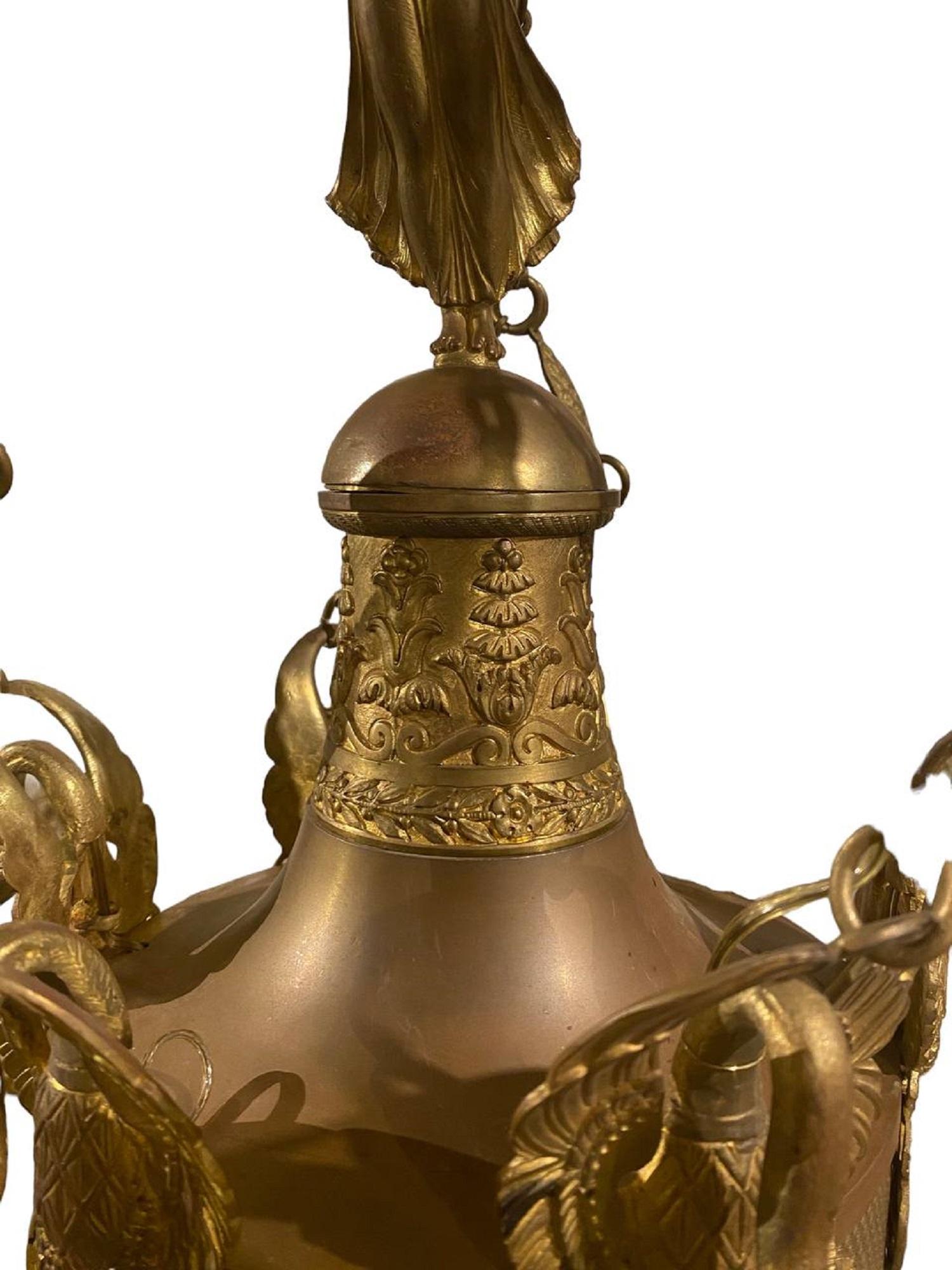 Französischer Empire-Kronleuchter aus vergoldeter Bronze, Mitte bis Ende des 19. Jahrhunderts, mit Schwanenköpfen und einer Bronzefigur obenauf