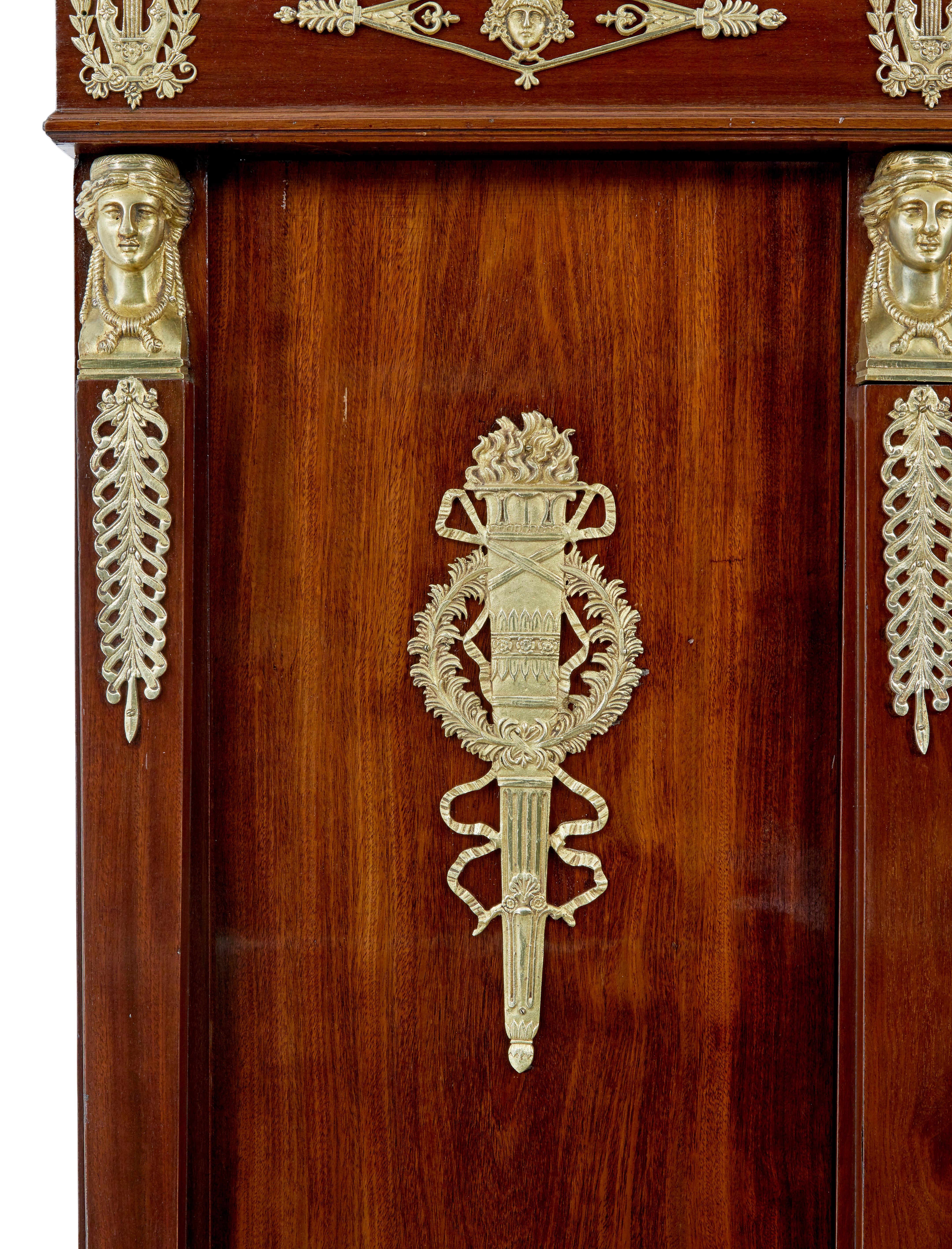 Bronze doré Cabinet empire français de la fin du XIXe siècle en acajou et bronze doré en vente