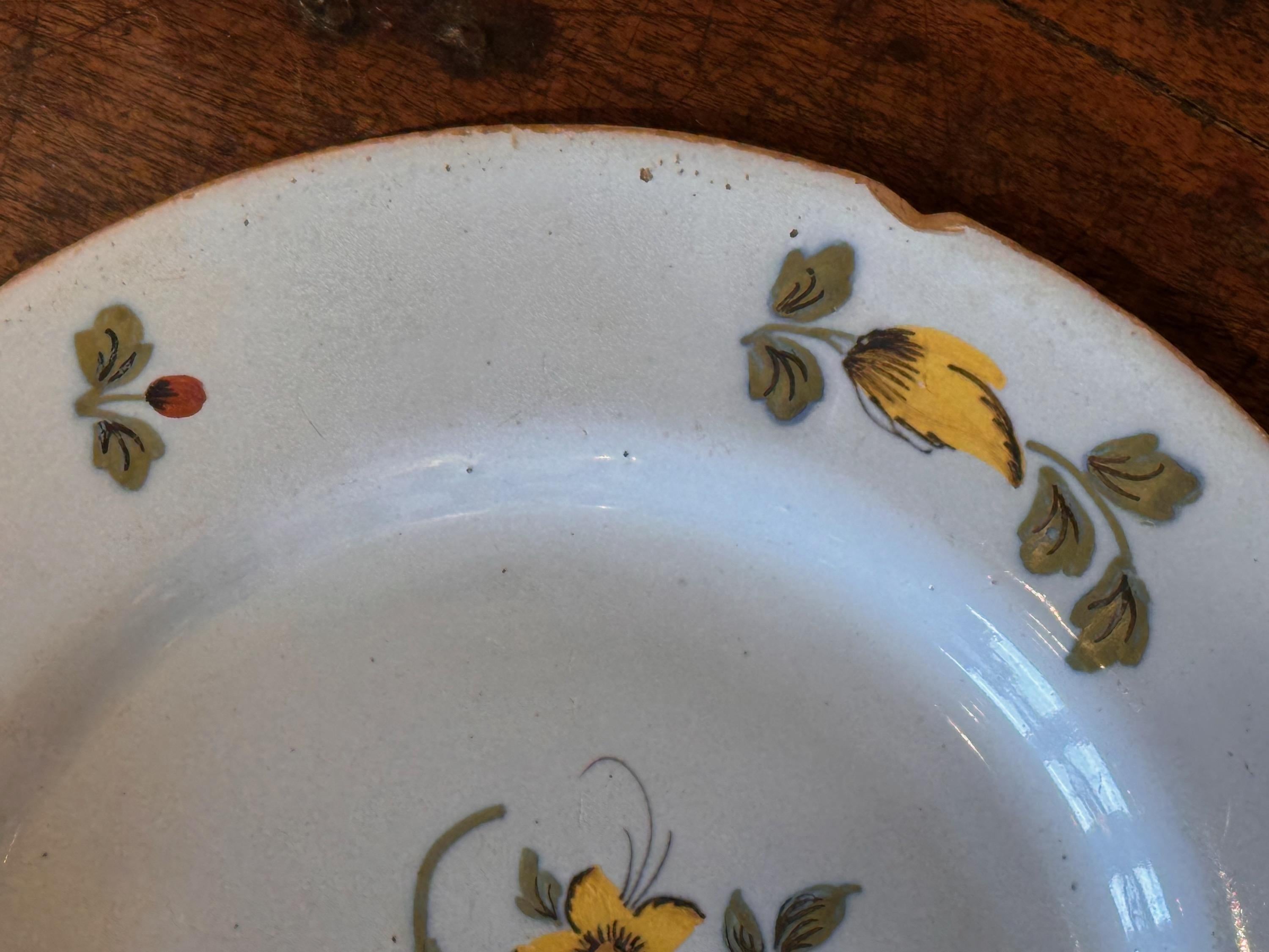 Une jolie assiette avec des décorations florales. Bon état.