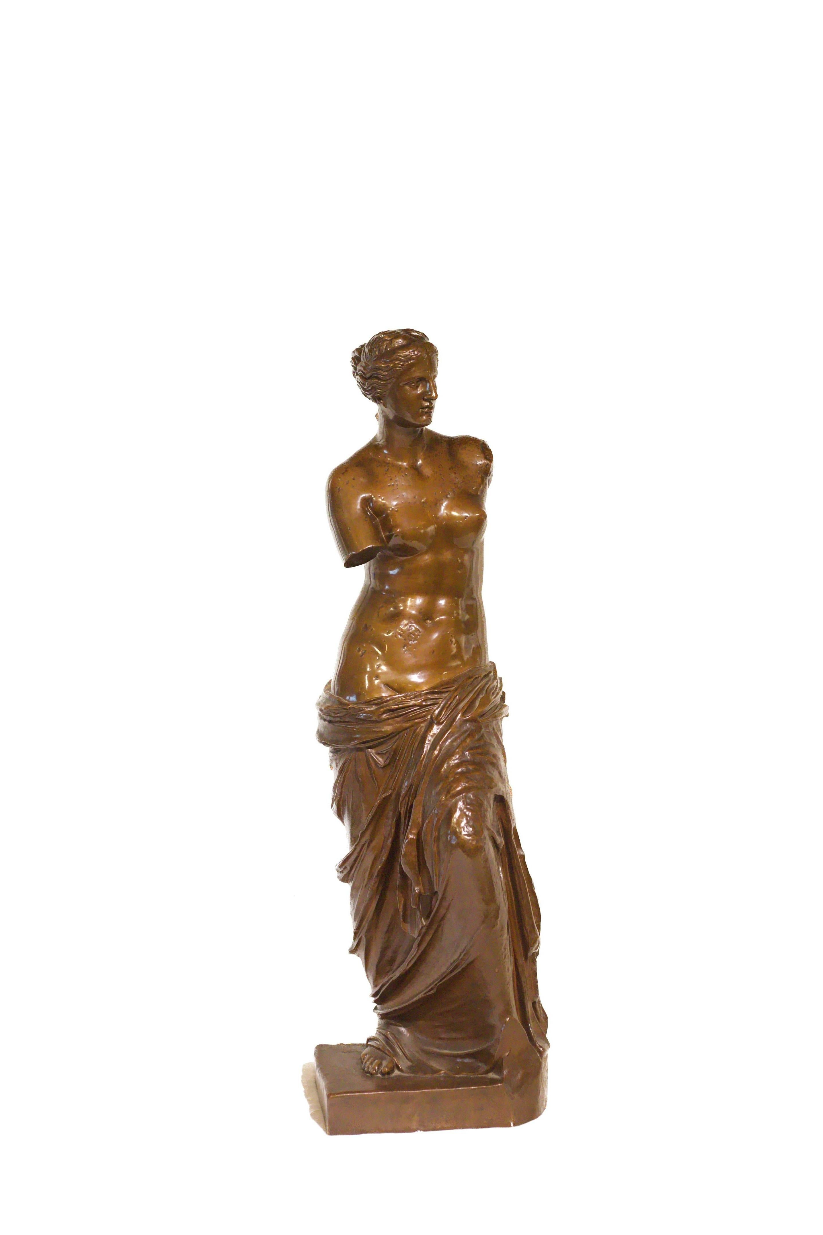 Questa squisita scultura in bronzo della Venere di Milo risale alla fine del XIX secolo ed è una rappresentazione splendidamente dettagliata dell'iconica statua greca antica. Con una ricca patina marrone, questo pezzo esemplifica la maestria della