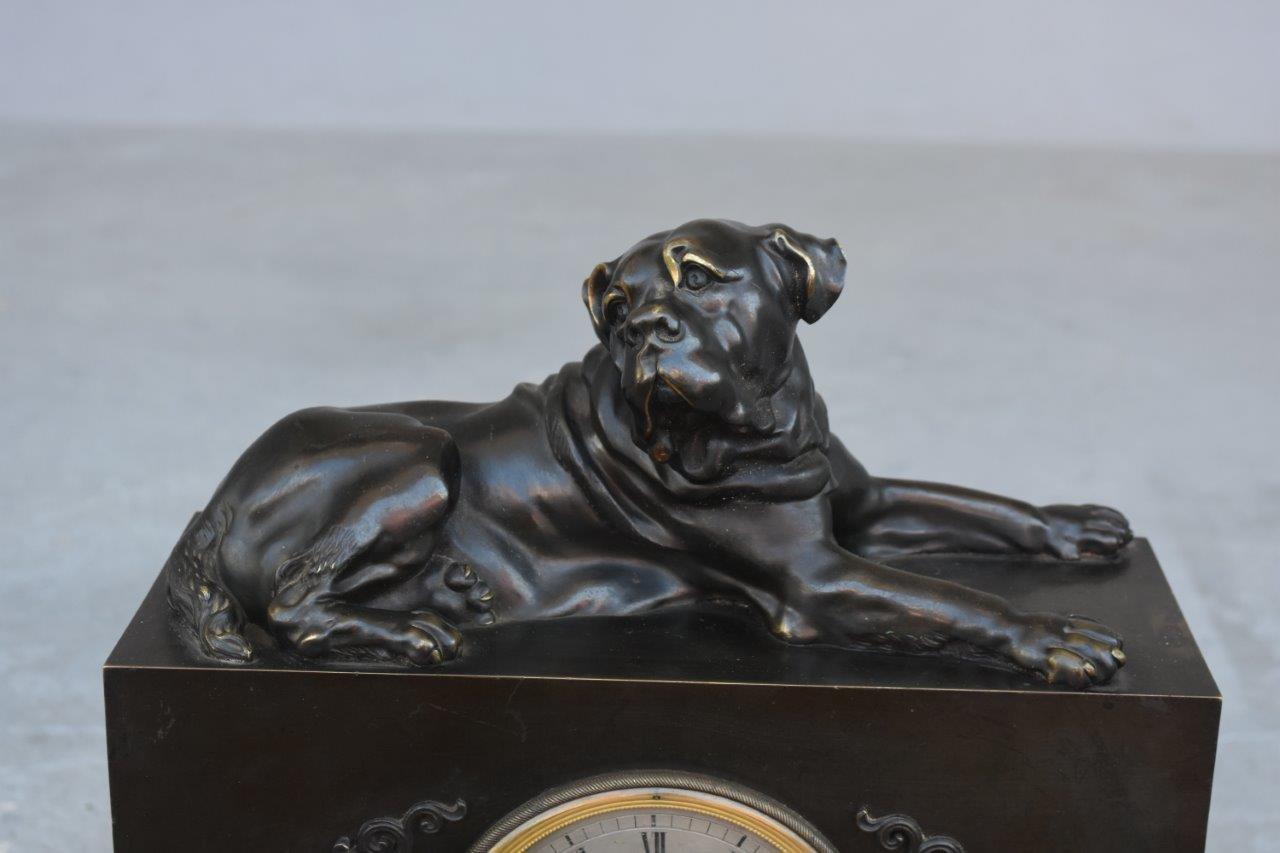 Französische figurative Bulldogge-Uhr des späten 19. Jahrhunderts (Restauration) im Angebot