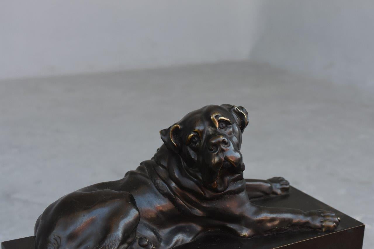 Französische figurative Bulldogge-Uhr des späten 19. Jahrhunderts (Patiniert) im Angebot