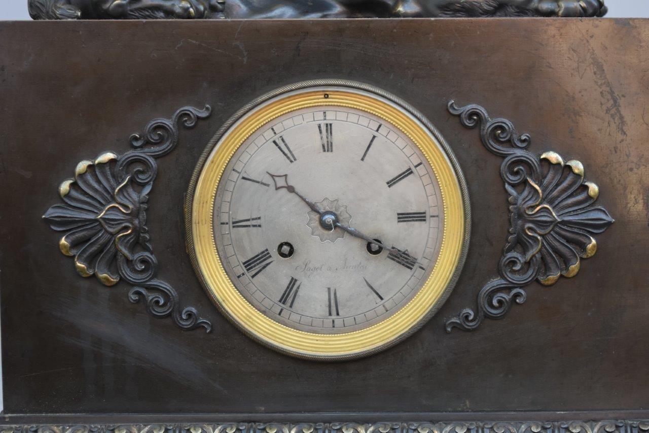Late 19th Century French Figurative Bulldog Clock In Fair Condition For Sale In Marseille, FR