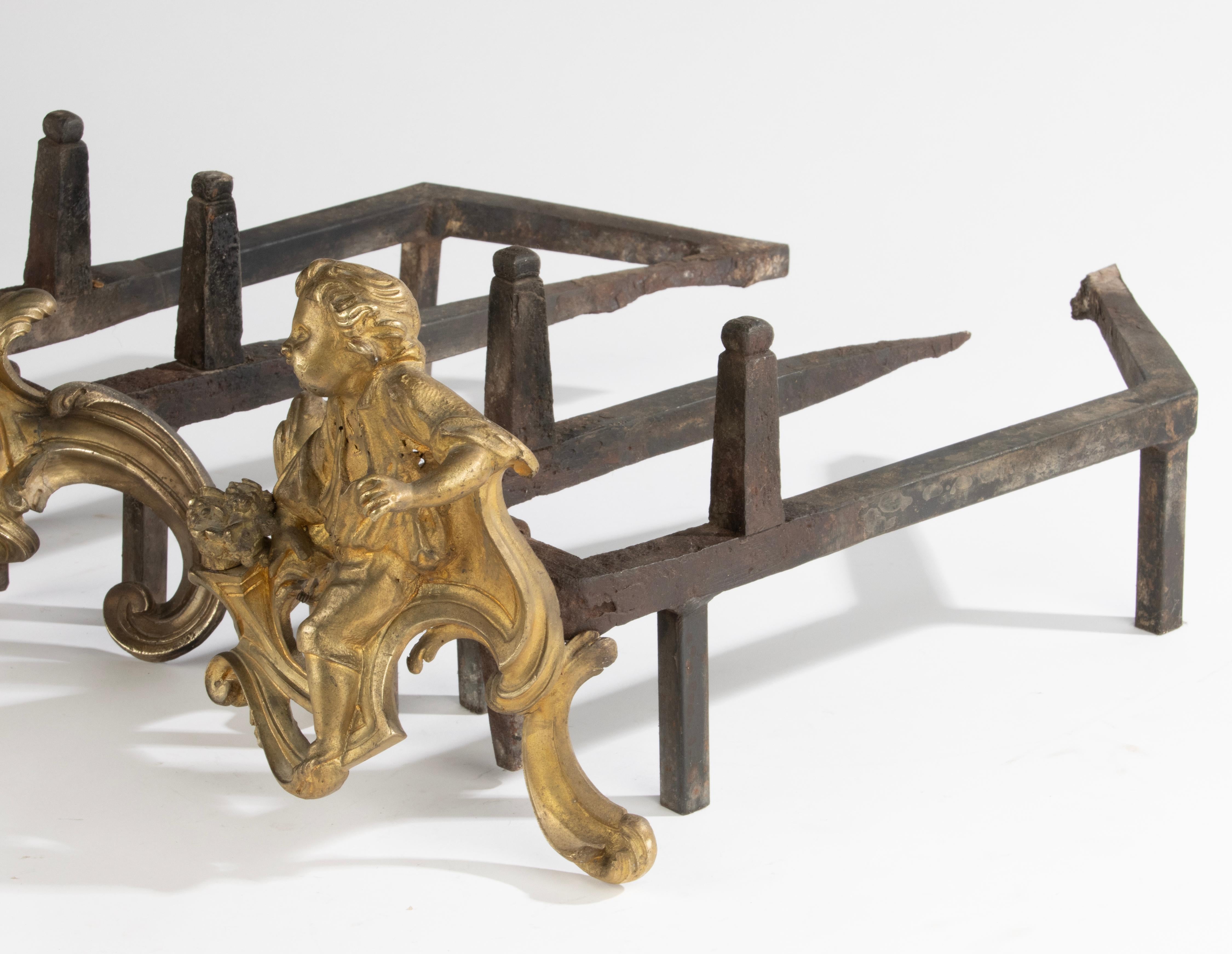 Französische Kamin-Feuerböcke des späten 19. Jahrhunderts – Figuren aus vergoldeter Bronze im Angebot 8