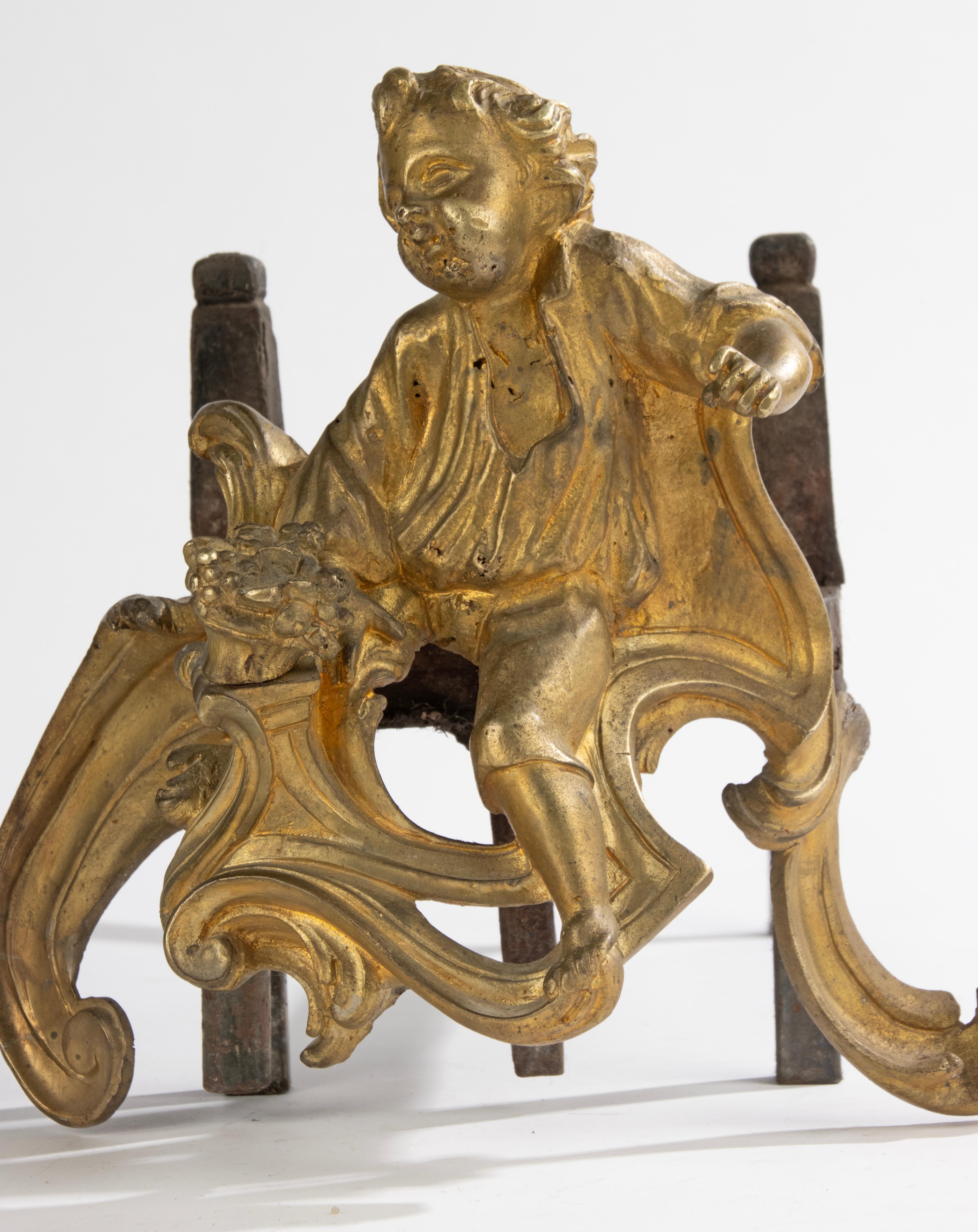 Französische Kamin-Feuerböcke des späten 19. Jahrhunderts – Figuren aus vergoldeter Bronze im Angebot 9