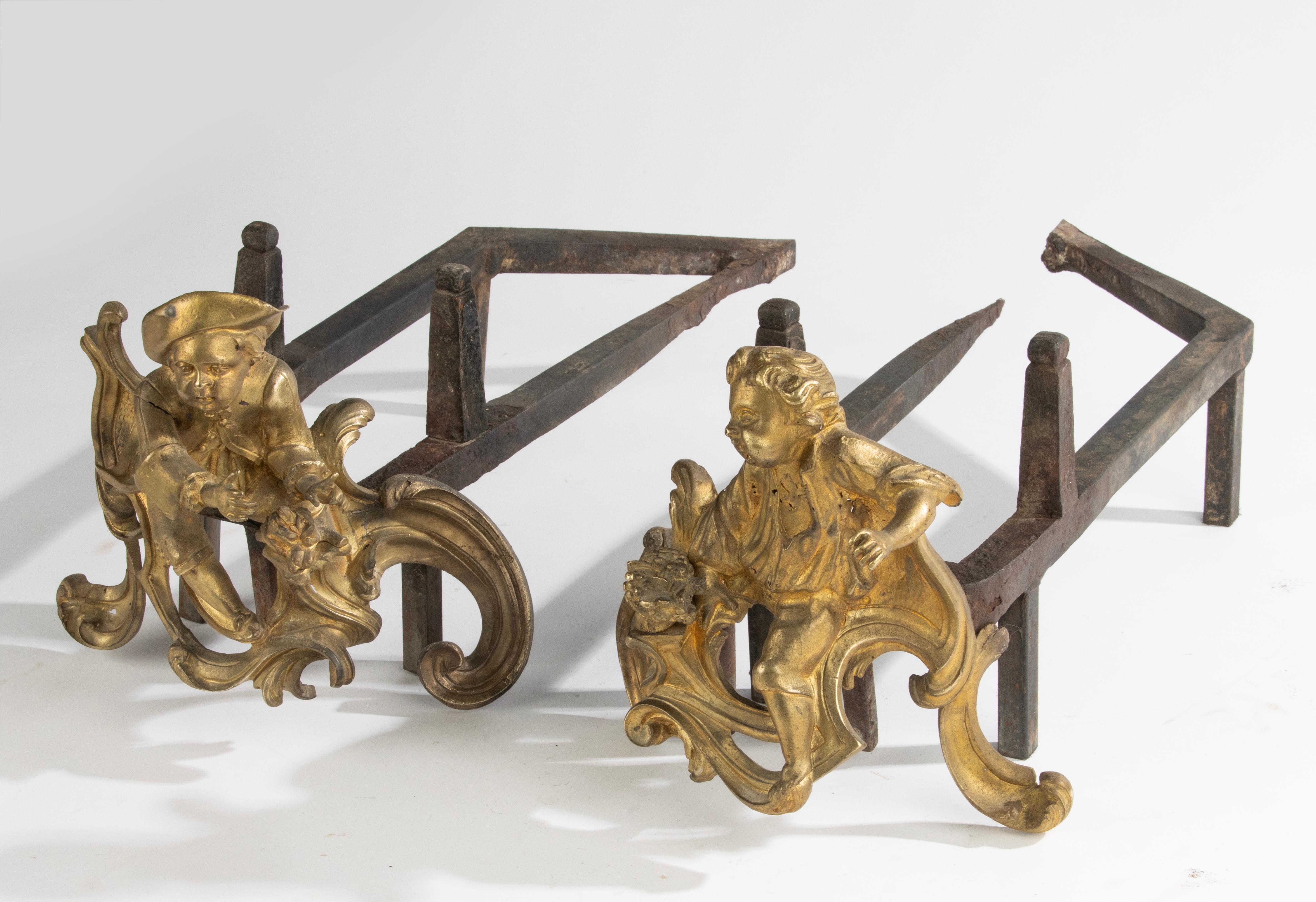 Eine schöne Reihe von zwei antiken Andirons, dekorative Elemente für den Kamin.
Sie sind aus vergoldeter Bronze gefertigt und zeigen die schönen Figuren eines Jungen und eines Mädchens, die sich gegenseitig die Hand reichen. Französischer Barockstil