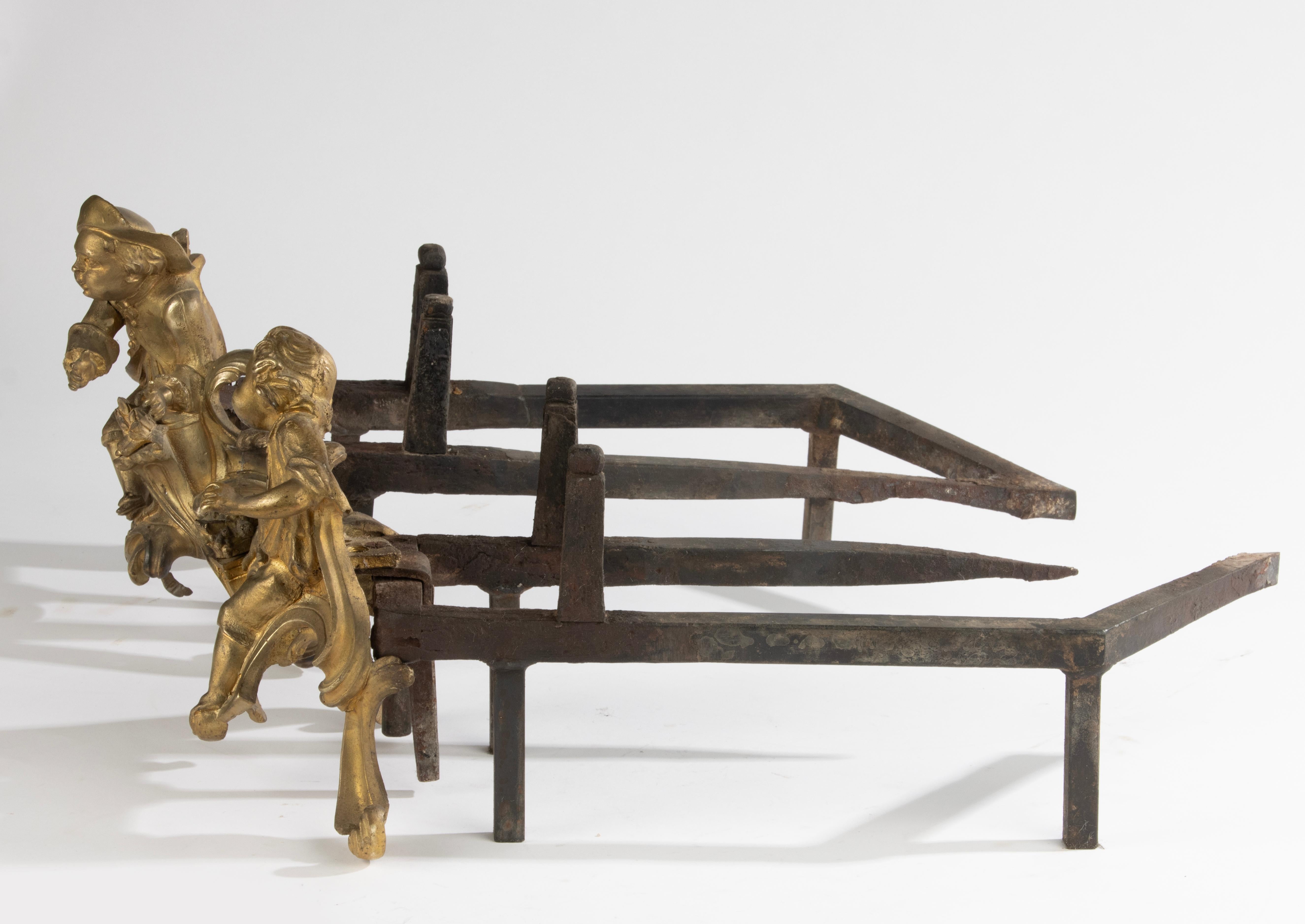 Französische Kamin-Feuerböcke des späten 19. Jahrhunderts – Figuren aus vergoldeter Bronze (Barock) im Angebot