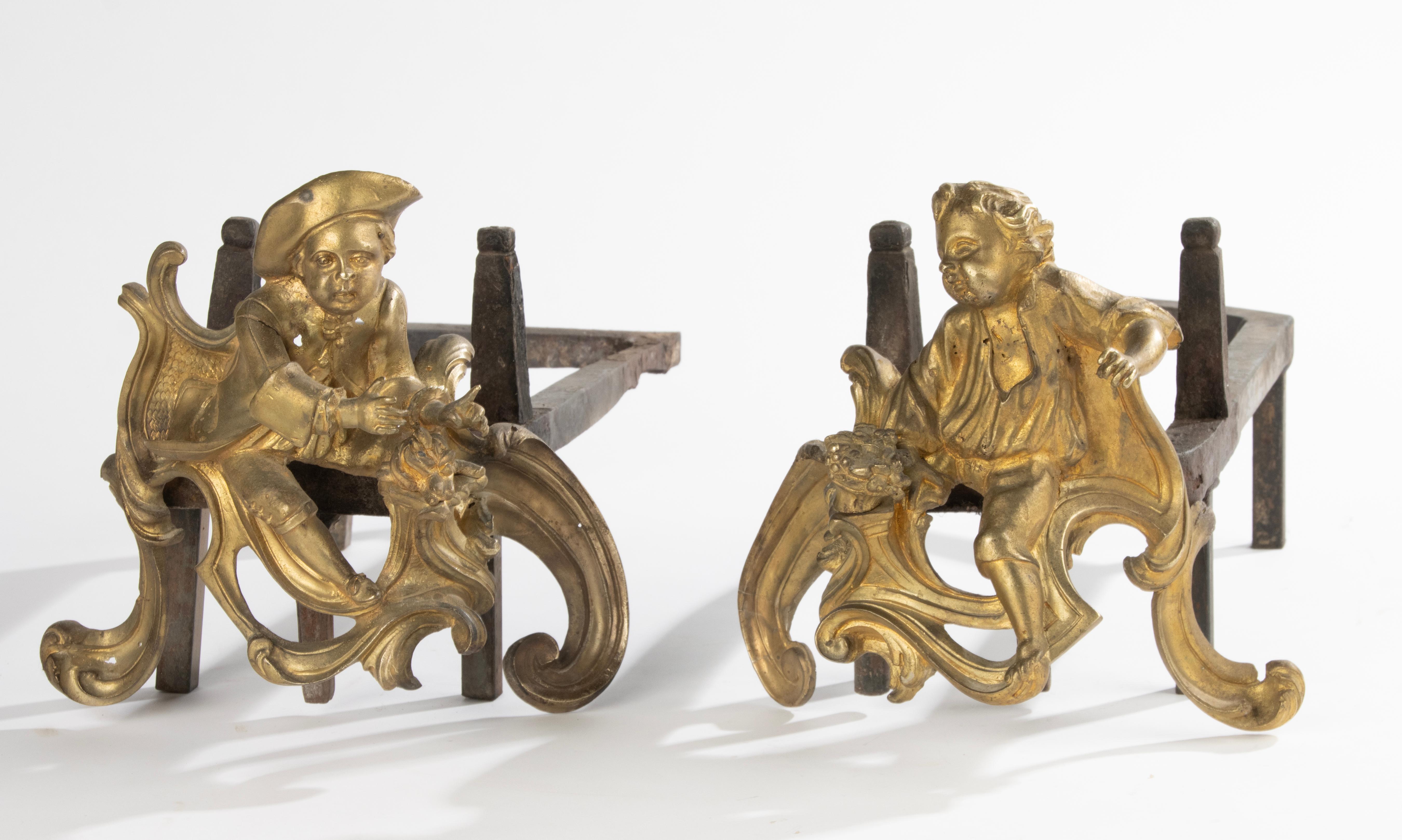 Französische Kamin-Feuerböcke des späten 19. Jahrhunderts – Figuren aus vergoldeter Bronze im Zustand „Gut“ im Angebot in Casteren, Noord-Brabant