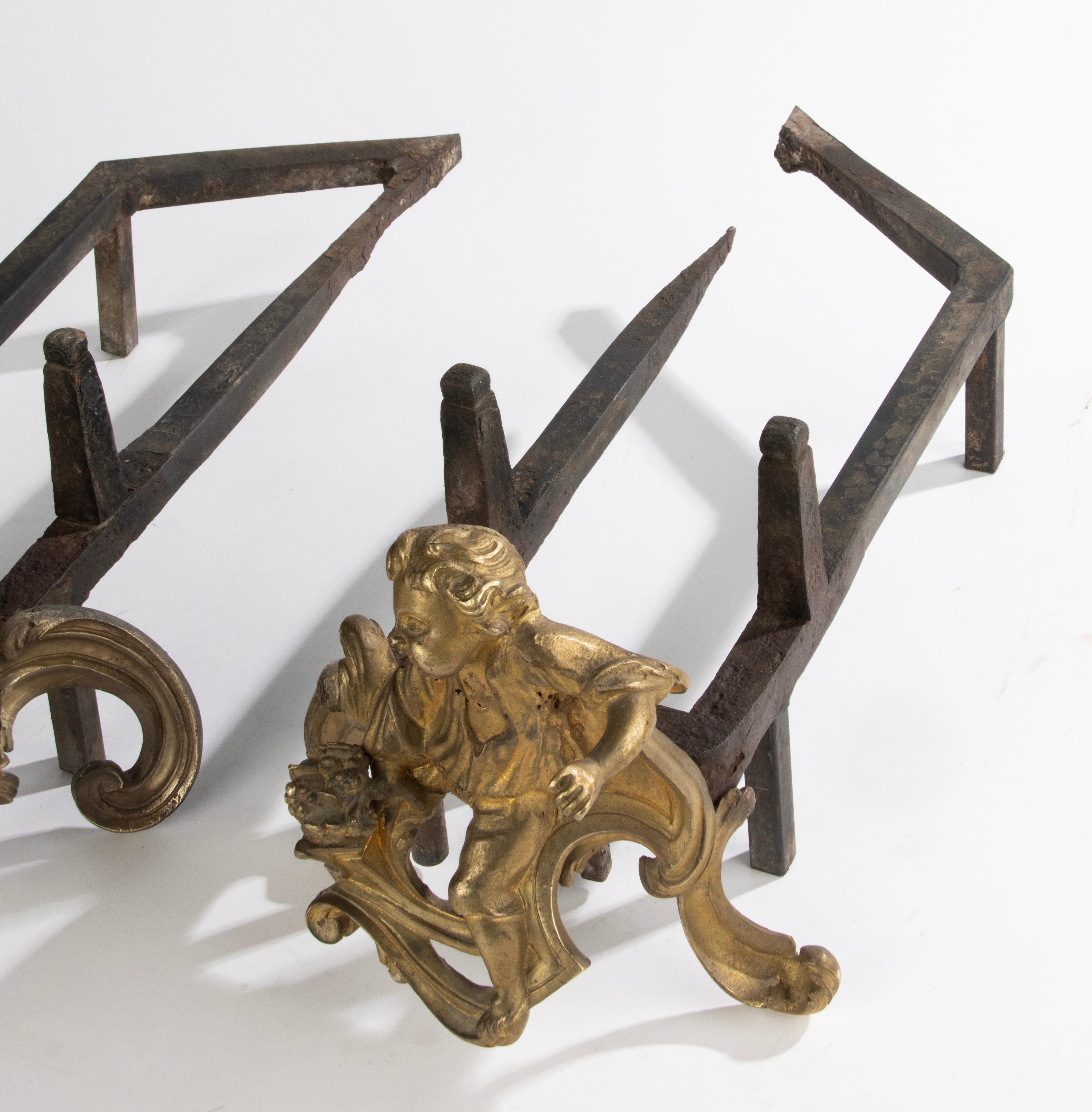 Französische Kamin-Feuerböcke des späten 19. Jahrhunderts – Figuren aus vergoldeter Bronze im Angebot 1