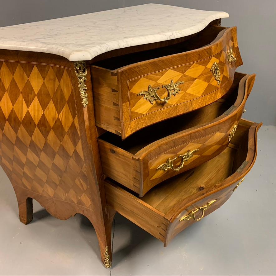 Lovely proportions to this 3/4 size French Louis XV style geometric marquetry bombe commode chest of drawers with original brass mounts and Carrara marble top.
Very decorative piece and in super condition with all three drawers running smoothly.
A