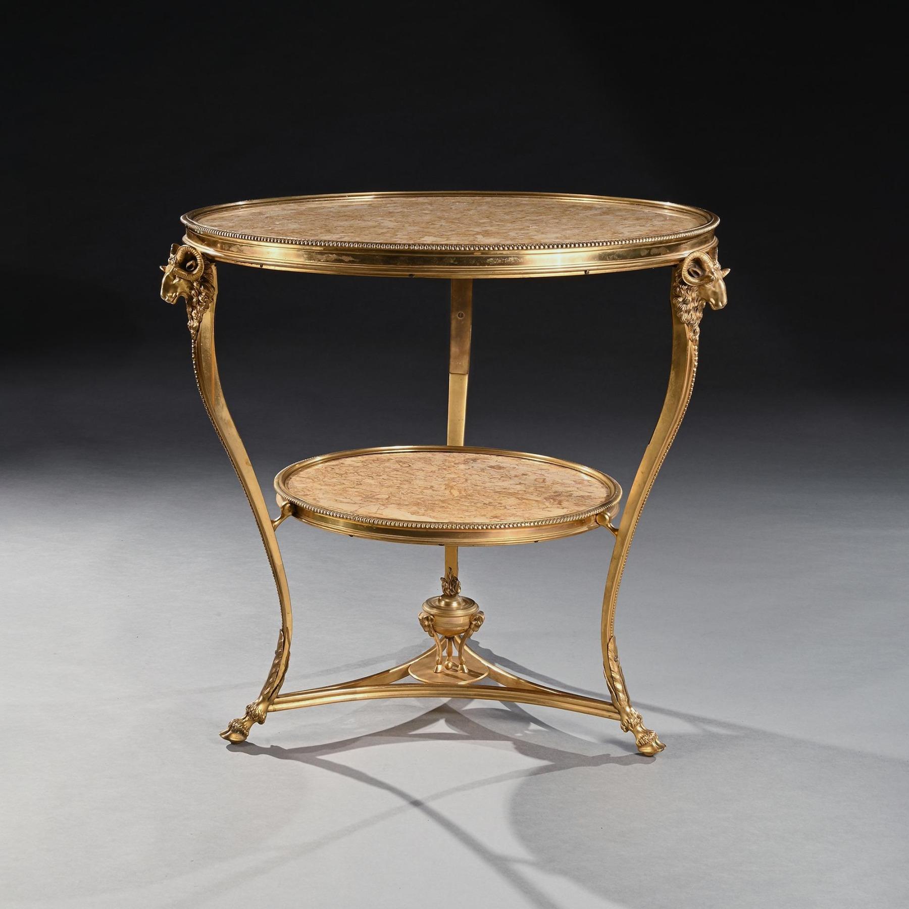 Guéridon français à deux niveaux en bronze doré et en marbre de belle qualité, datant de la fin du 19e siècle ou du début du 20e siècle, avec des détails néoclassiques.

Français Circa 1900

Conçue dans le style Louis XVI tardif, cette table allie