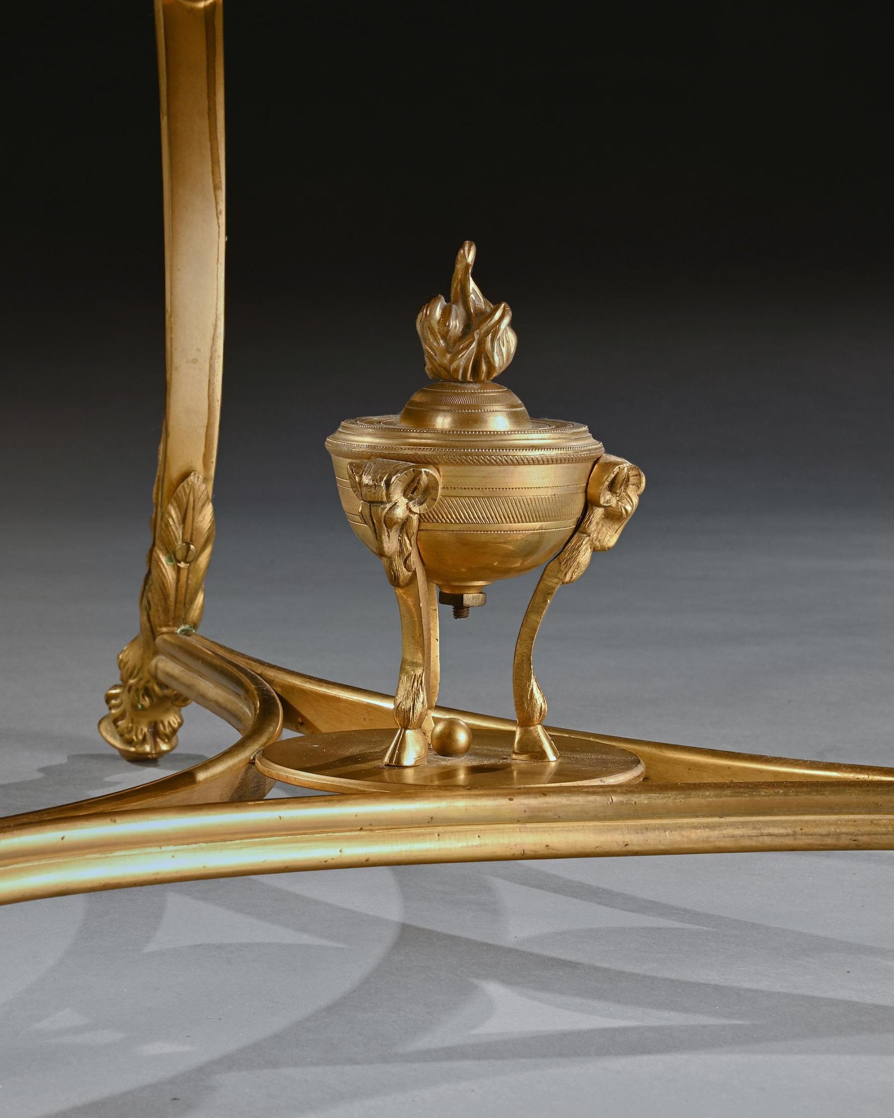 20ième siècle Gueridon en bronze doré et marbre de la fin du XIXe siècle en vente