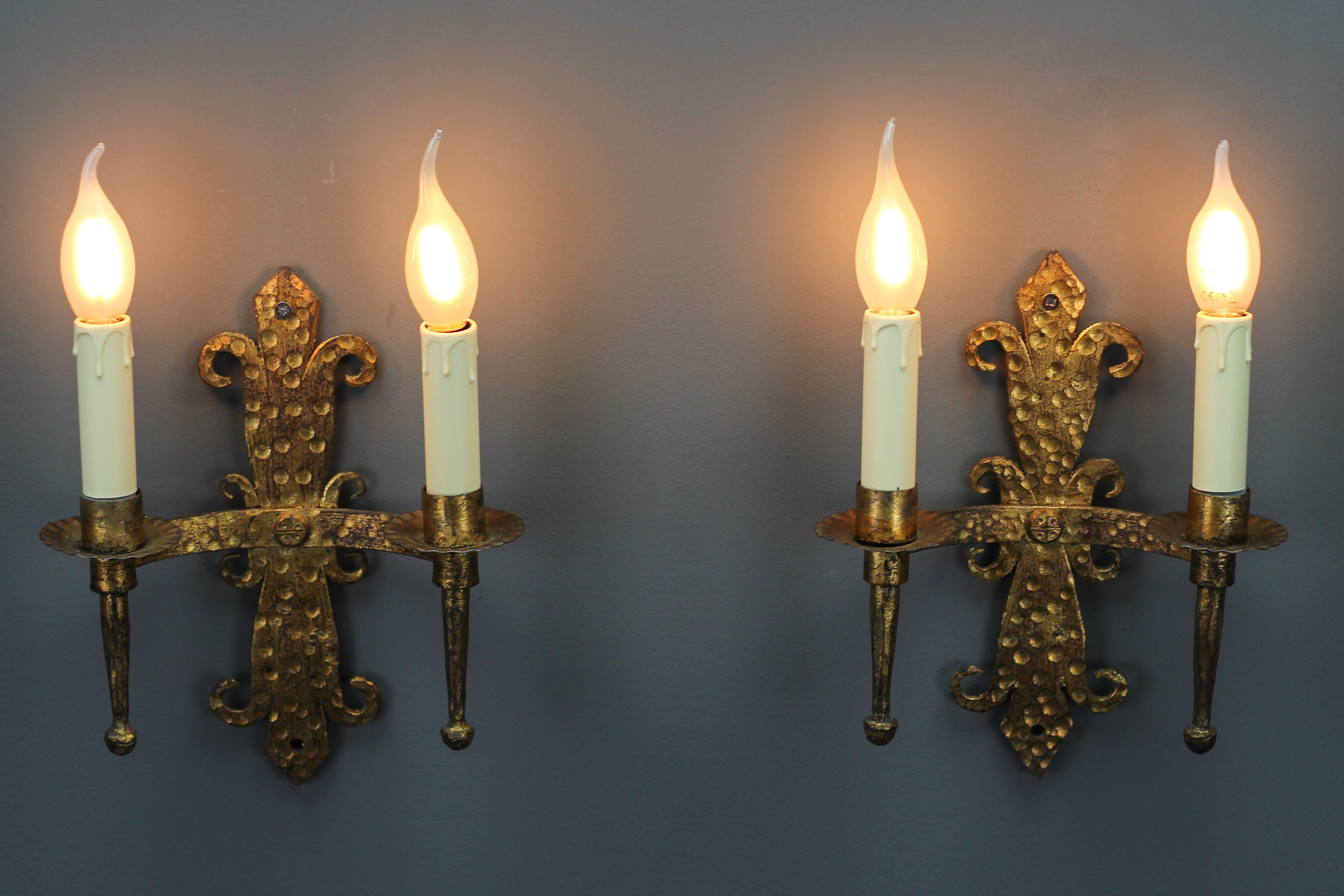 Set di 2 lampade in ferro battuto dorate della fine del XIX secolo in vendita 13