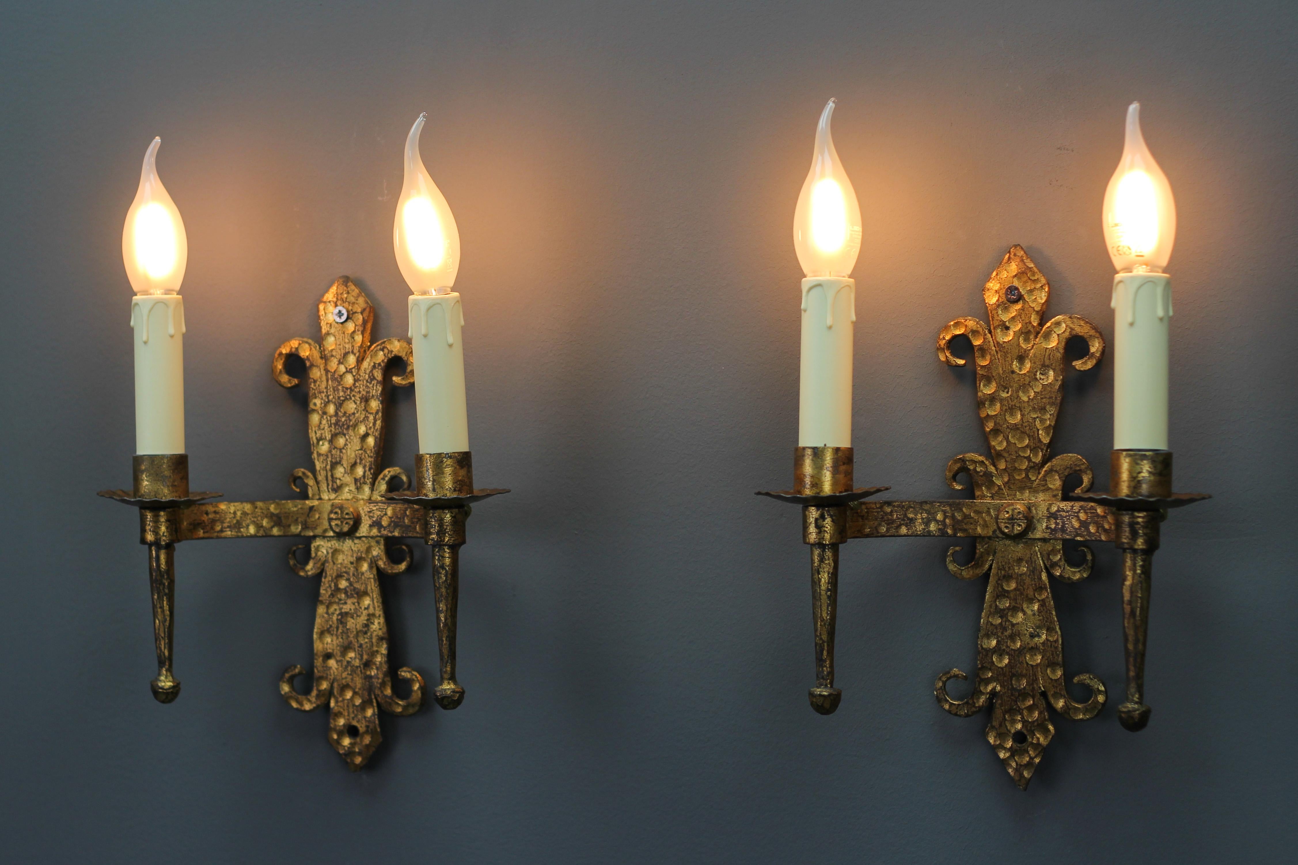 Set di 2 lampade in ferro battuto dorate della fine del XIX secolo In condizioni buone in vendita a Barntrup, DE