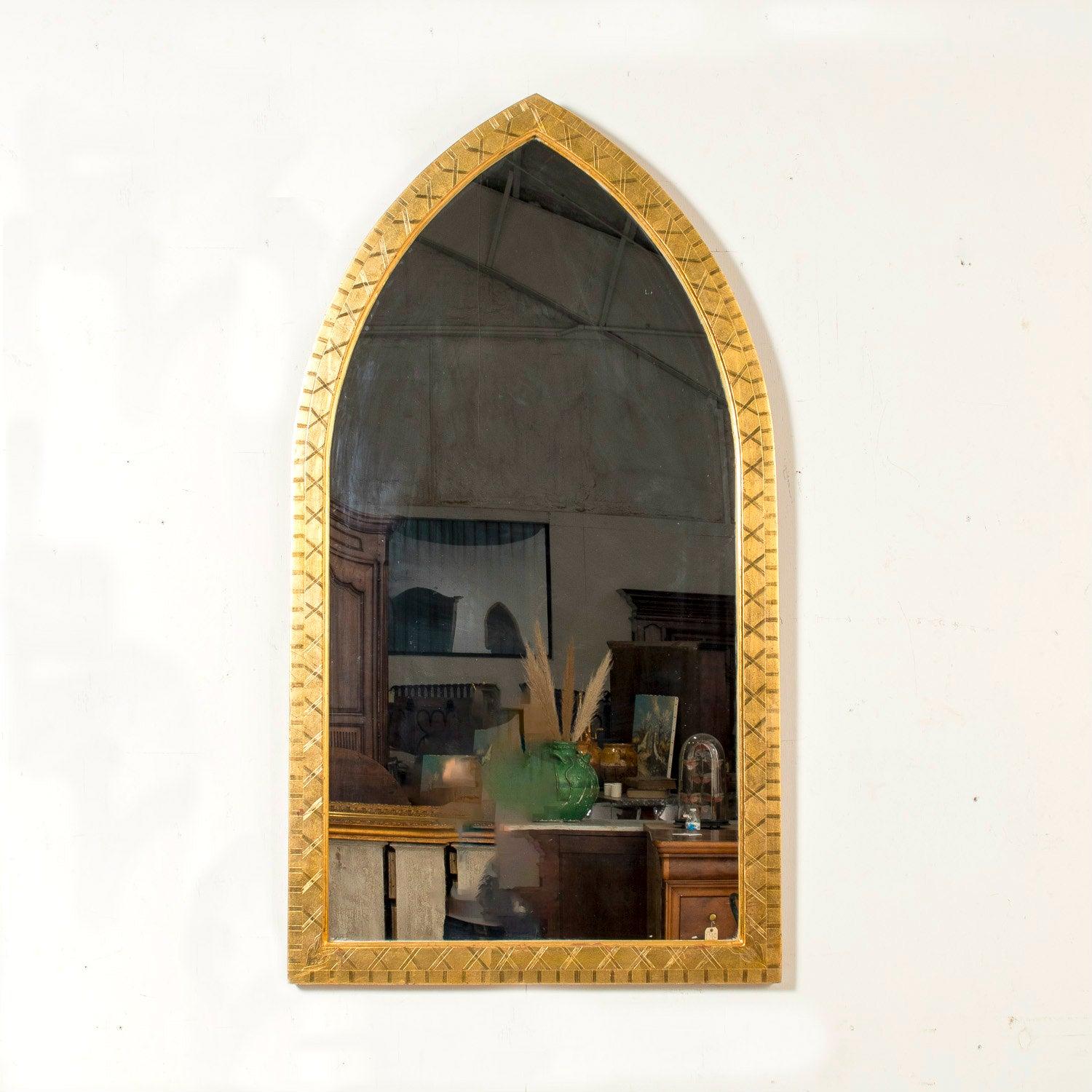 Splendida specchiera francese ad arco in legno dorato della fine del XIX secolo, con silhouette in stile cattedrale e vetro originale, risalente al 1890 circa. La cornice in legno dorato ad acqua presenta un disegno a reticolo finemente dettagliato