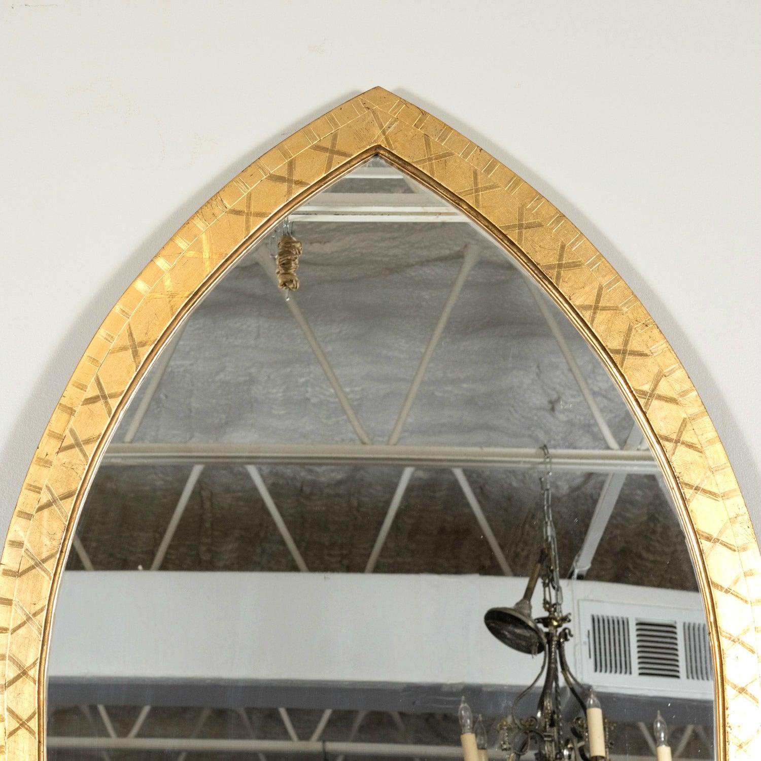 Francese Specchio gotico francese della fine del XIX secolo in legno dorato ad arco in stile cattedrale in vendita