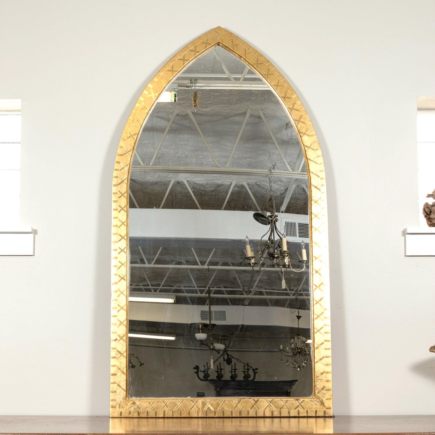 Specchio gotico francese della fine del XIX secolo in legno dorato ad arco in stile cattedrale in vendita 4