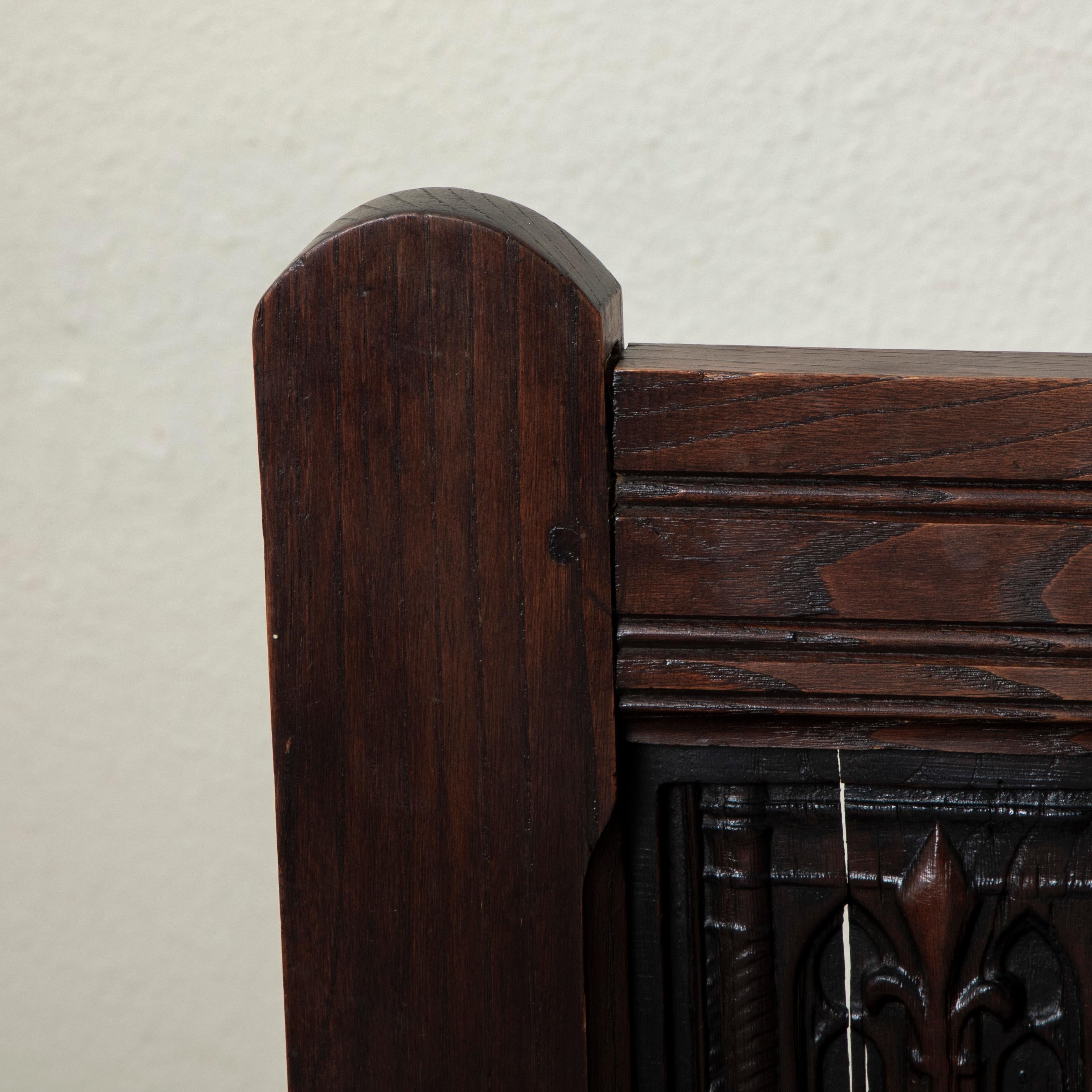 Panca a cassettoni in rovere intagliato a mano in stile gotico francese della fine del XIX secolo in vendita 10