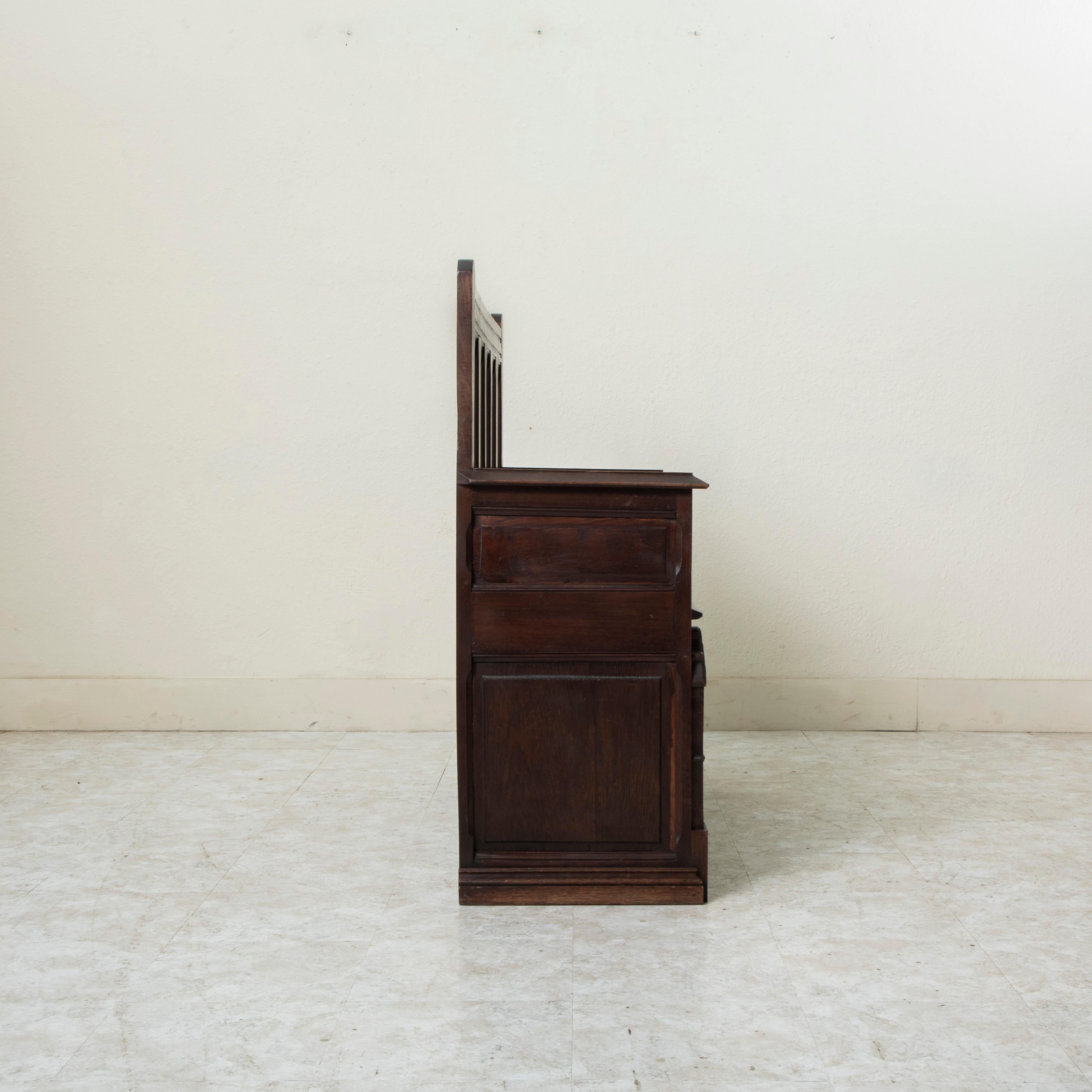 Intagliato a mano Panca a cassettoni in rovere intagliato a mano in stile gotico francese della fine del XIX secolo in vendita