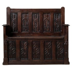 Banc à coffre en chêne sculpté à la main de style gothique français de la fin du XIXe siècle