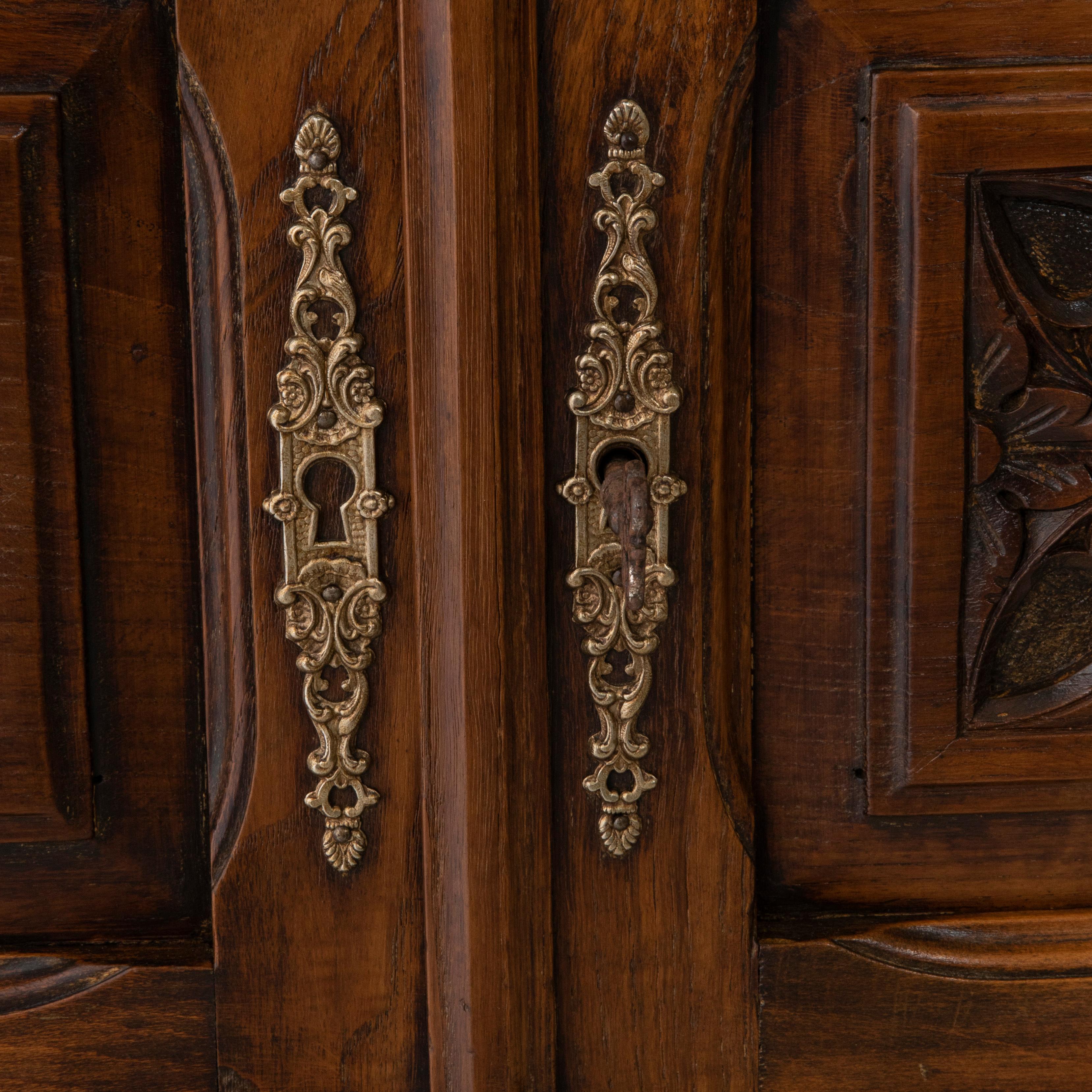 Armadio o credenza in noce intagliato a mano in stile gotico francese della fine del XIX secolo in vendita 5