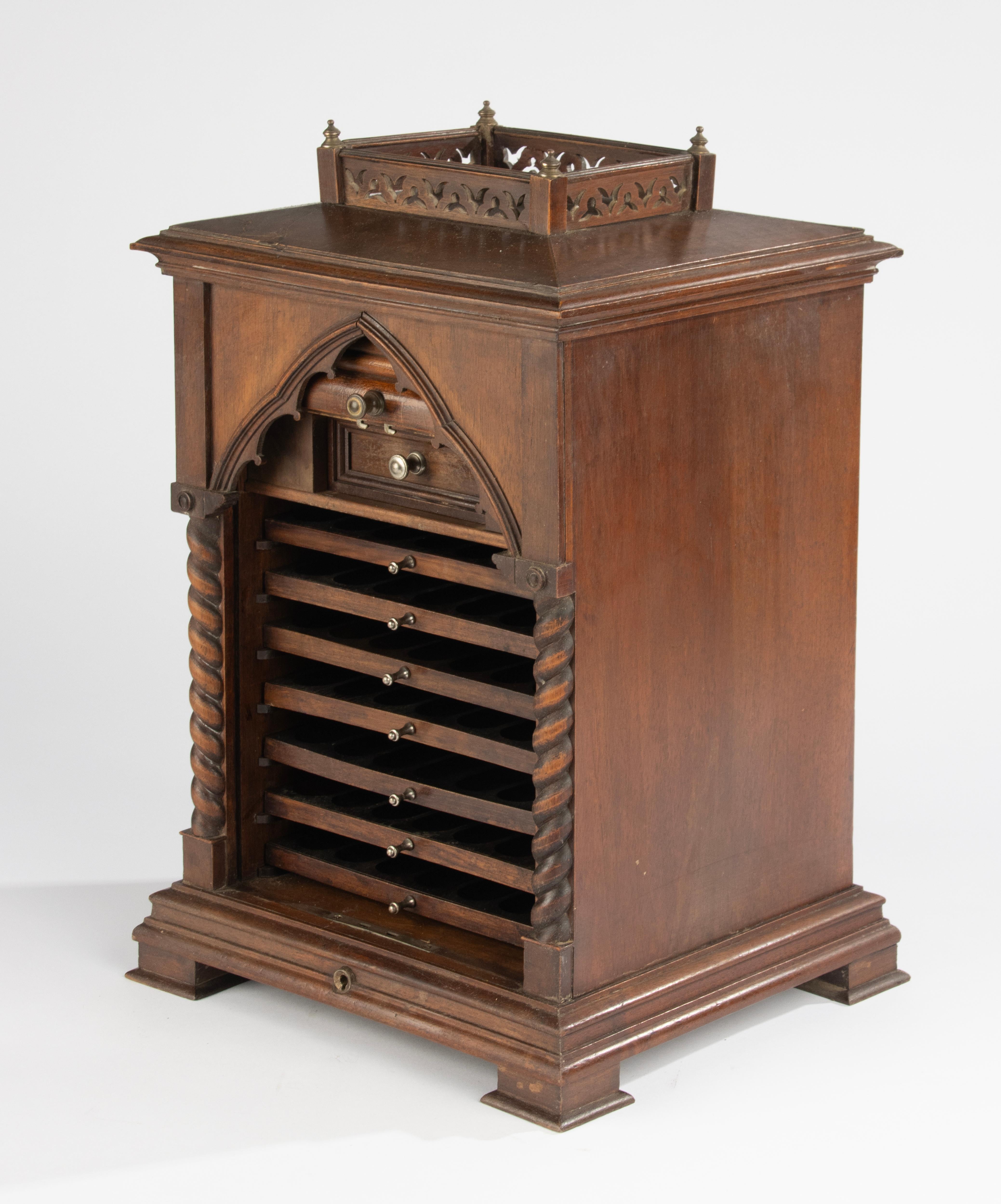 Armadietto per sigari in noce in stile gotico francese della fine del XIX secolo in vendita 2