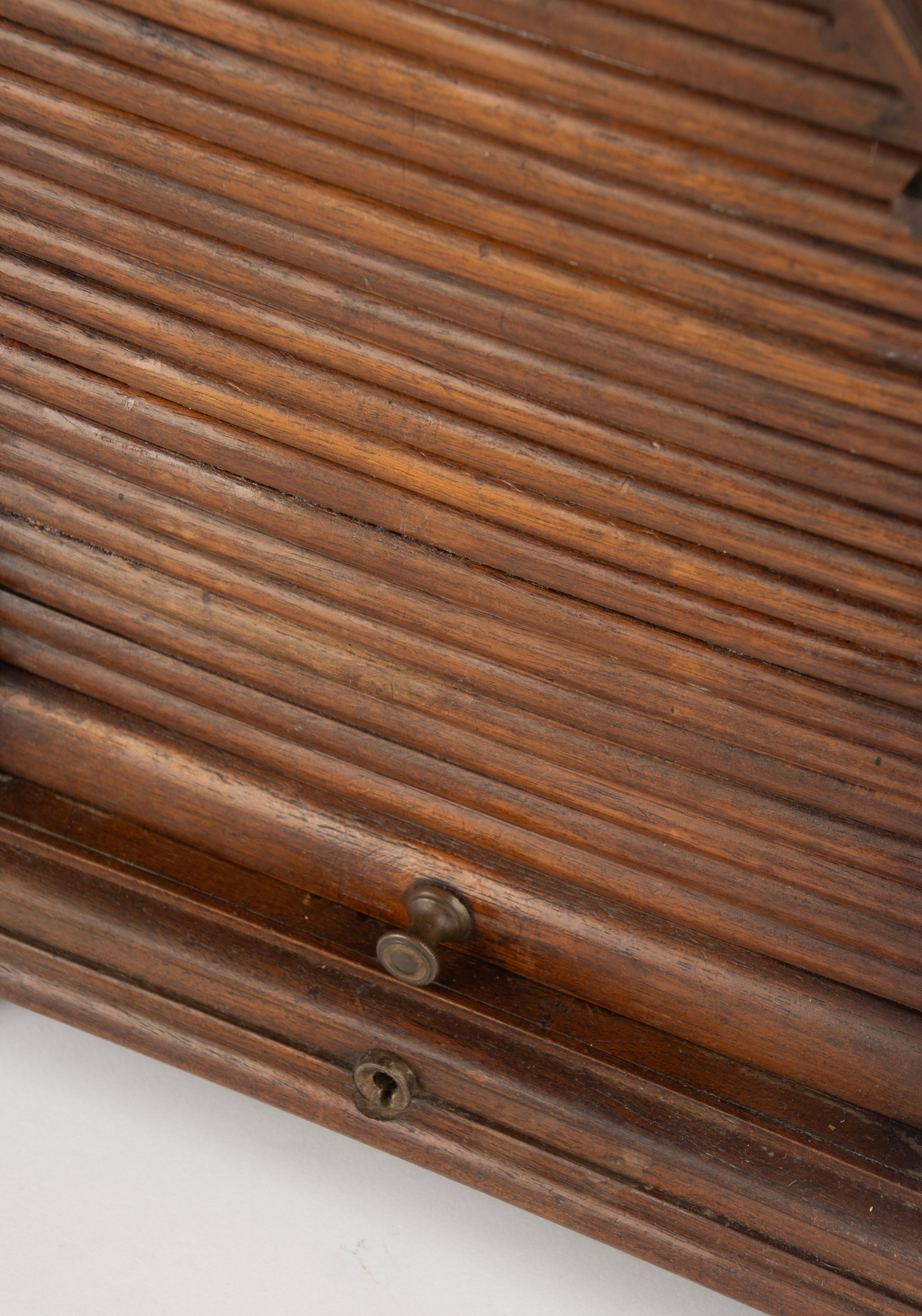 Armadietto per sigari in noce in stile gotico francese della fine del XIX secolo in vendita 3