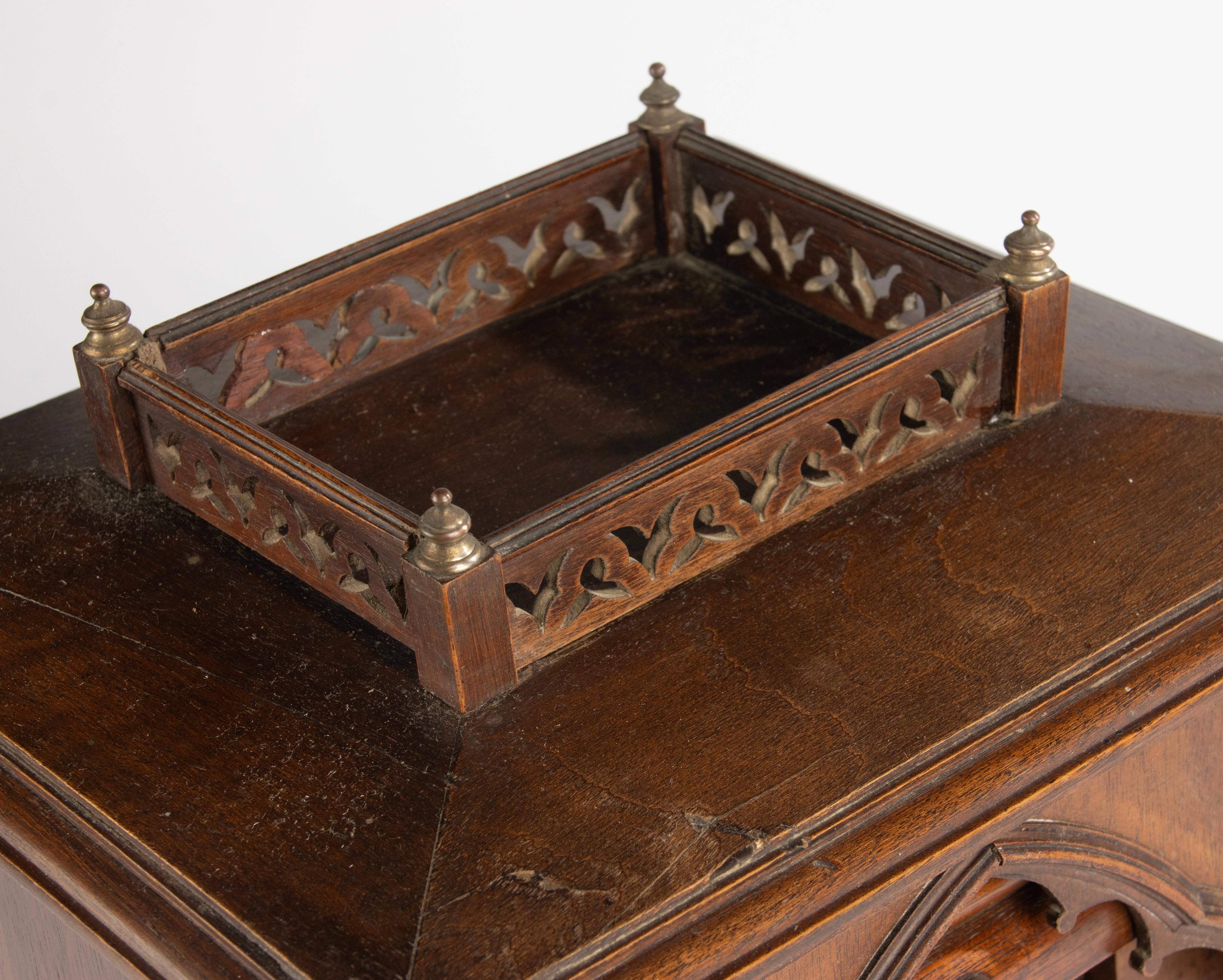 Armadietto per sigari in noce in stile gotico francese della fine del XIX secolo in vendita 4