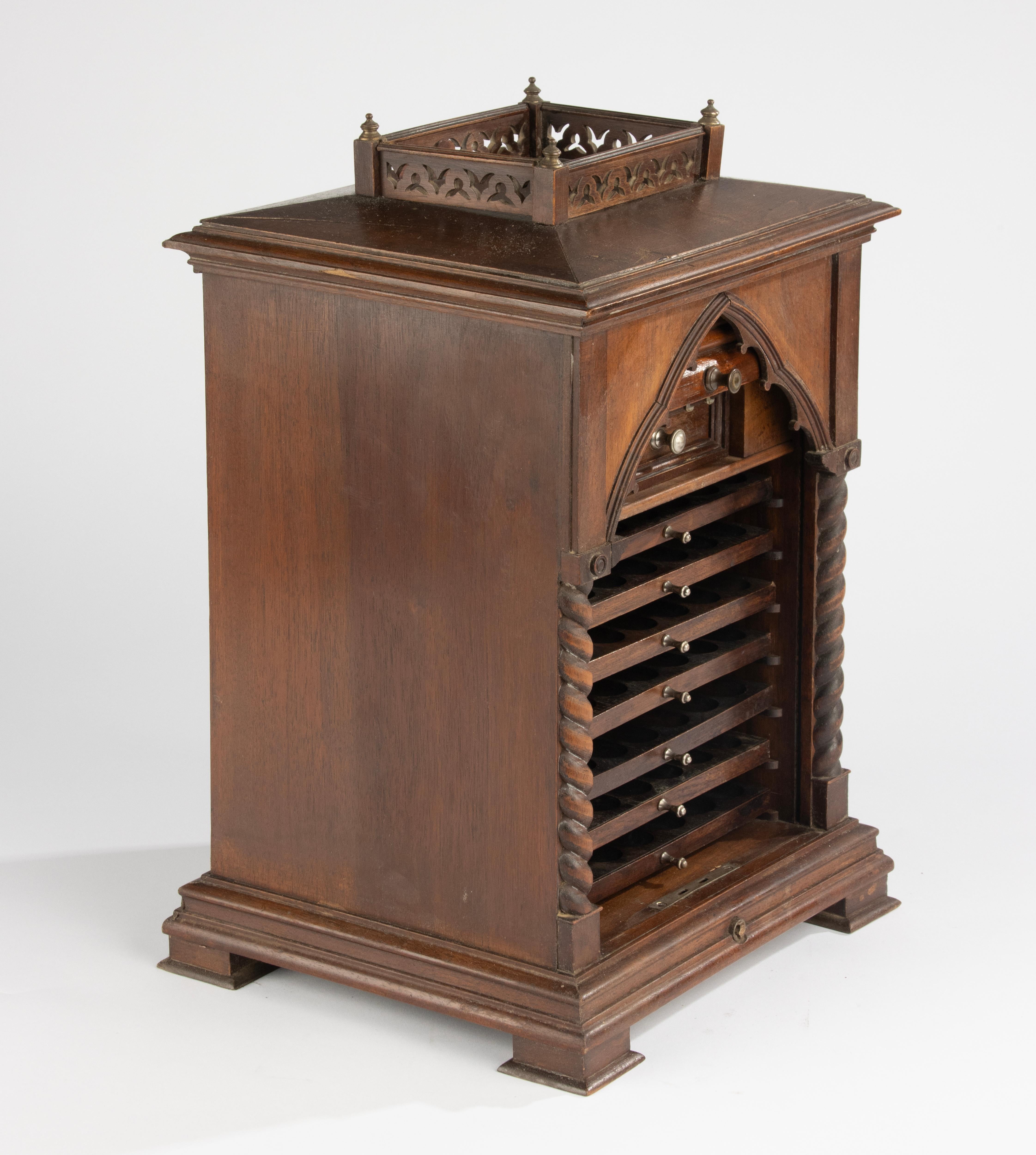 Armadietto per sigari in noce in stile gotico francese della fine del XIX secolo in vendita 5