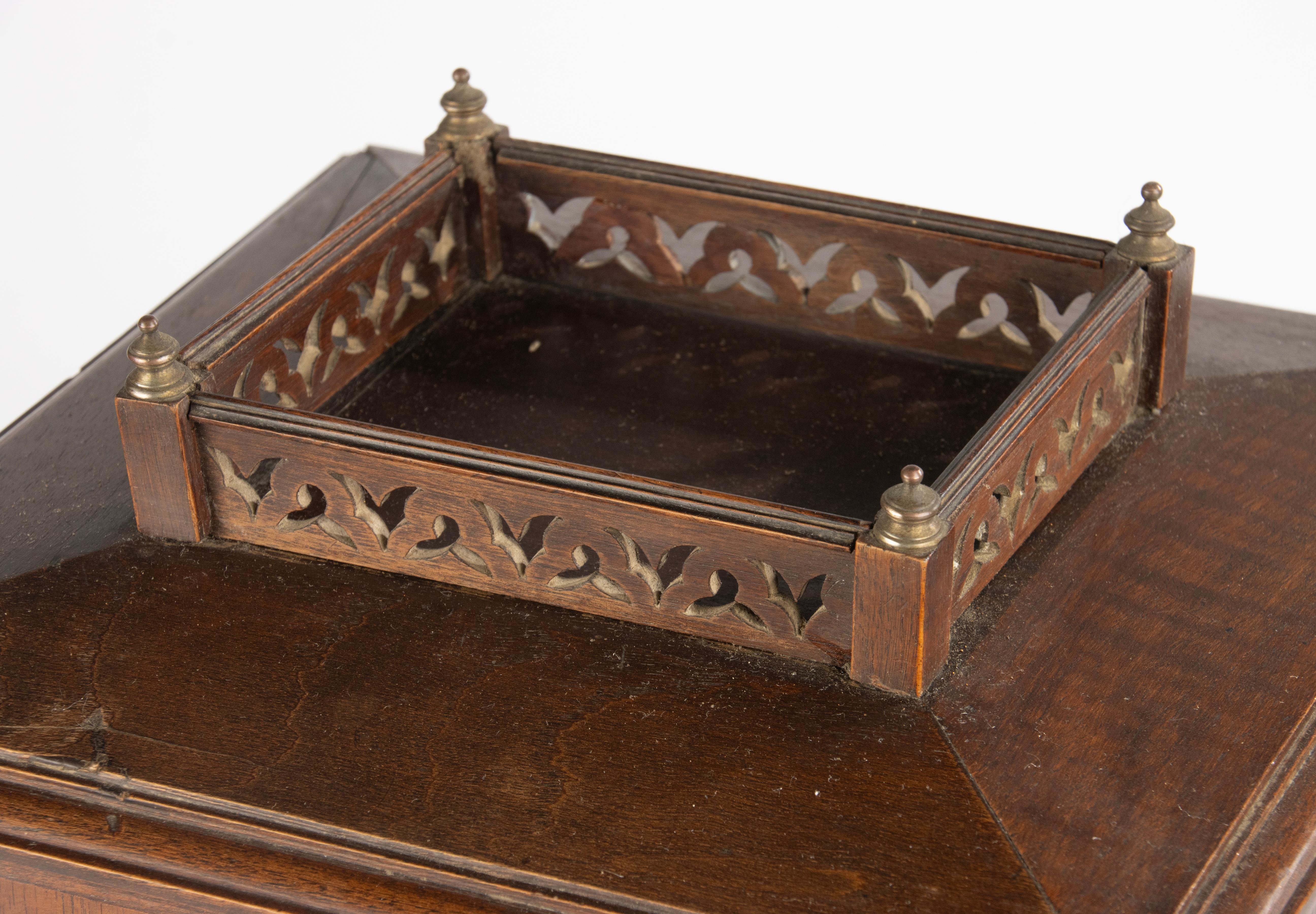 Armadietto per sigari in noce in stile gotico francese della fine del XIX secolo in vendita 6