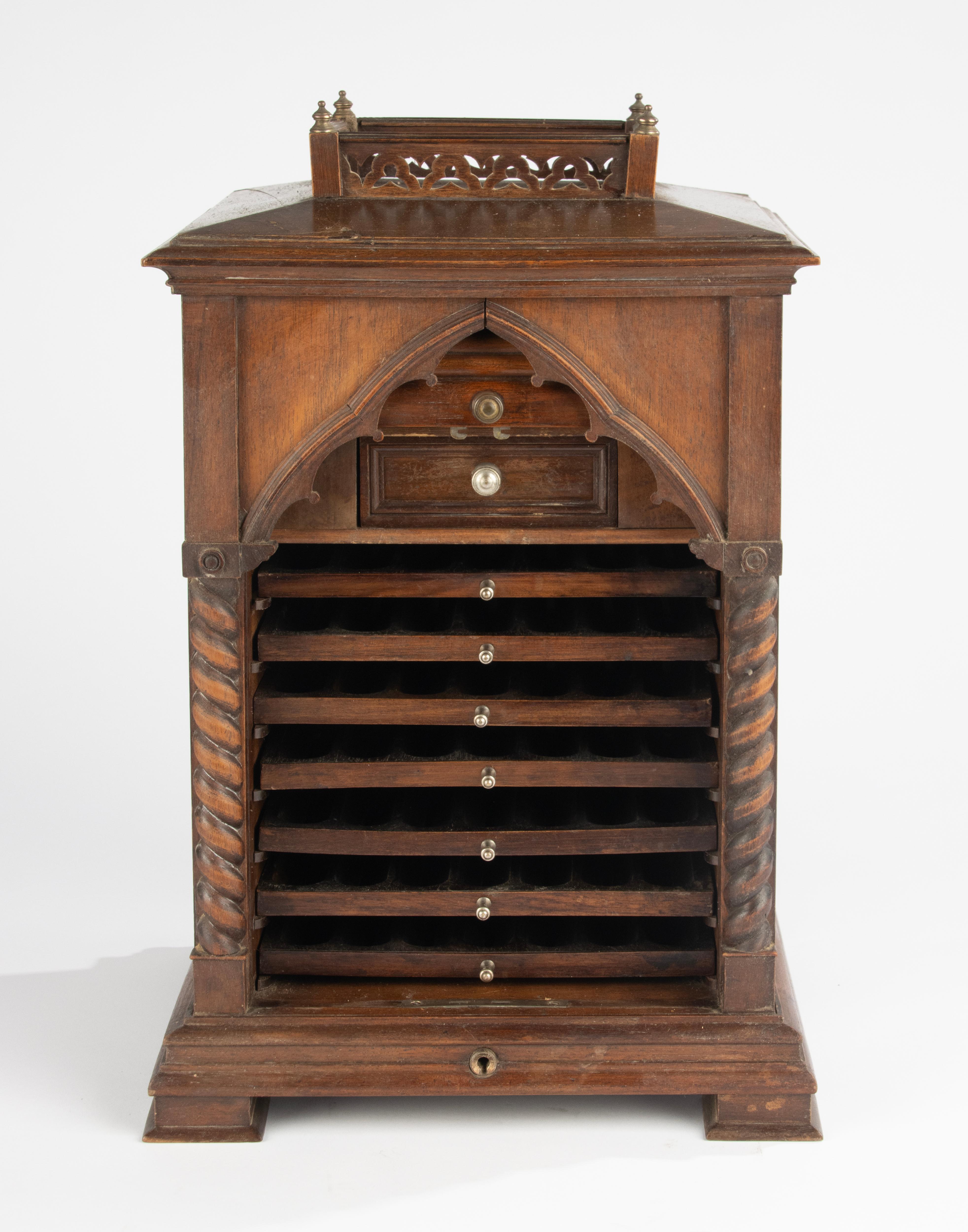 Gotico Armadietto per sigari in noce in stile gotico francese della fine del XIX secolo in vendita