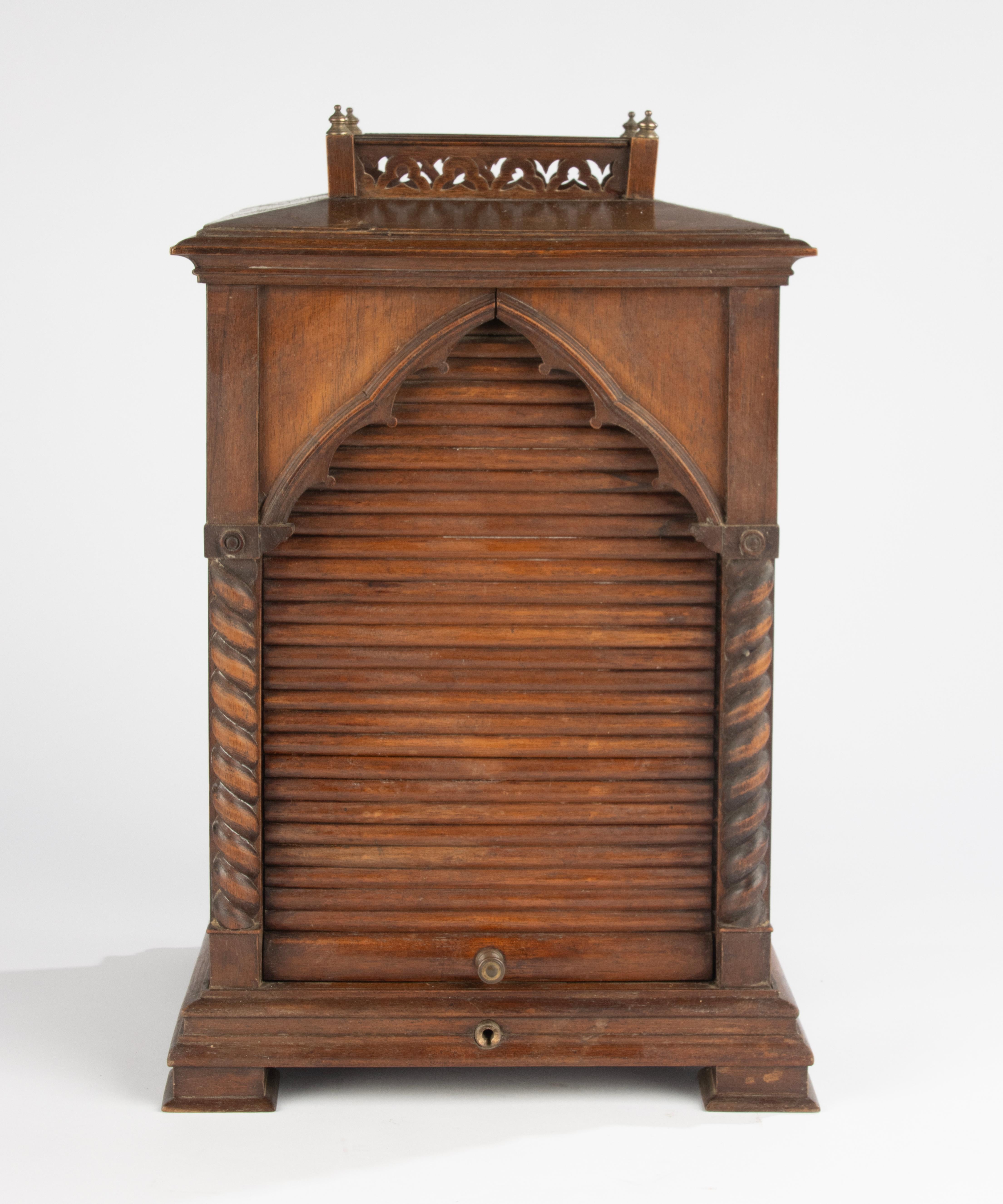 Francese Armadietto per sigari in noce in stile gotico francese della fine del XIX secolo in vendita