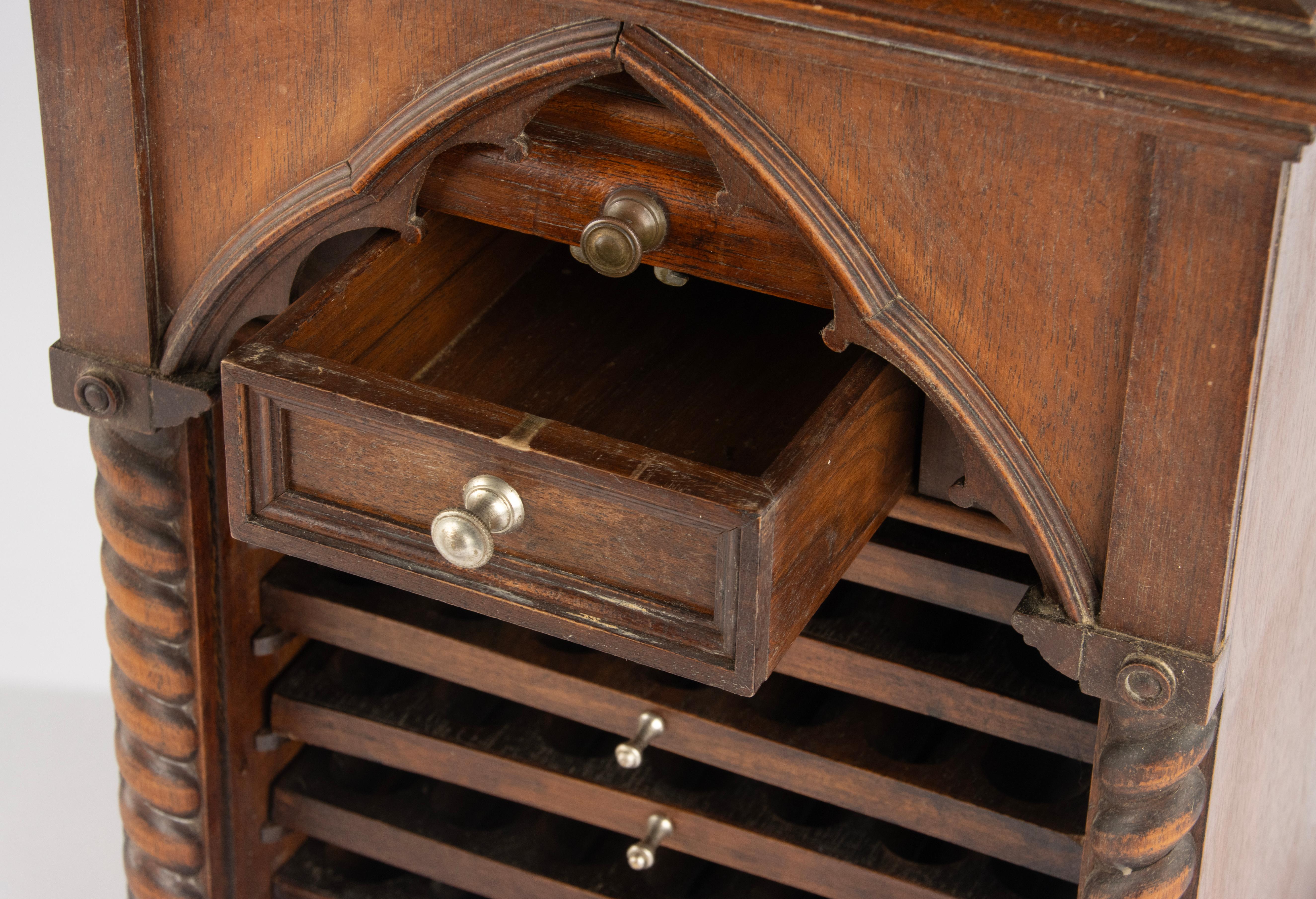 Fatto a mano Armadietto per sigari in noce in stile gotico francese della fine del XIX secolo in vendita