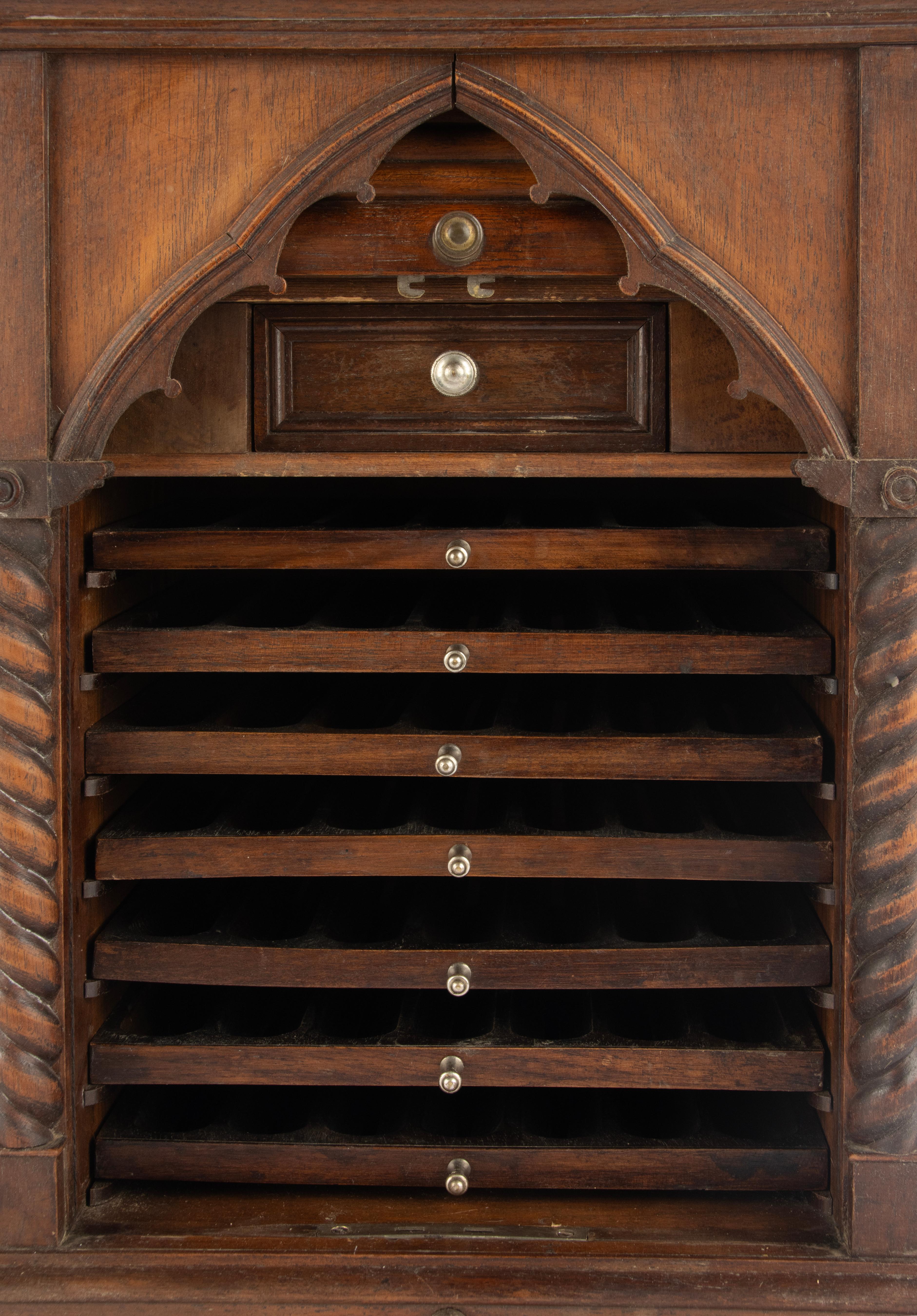 Armadietto per sigari in noce in stile gotico francese della fine del XIX secolo In condizioni buone in vendita a Casteren, Noord-Brabant