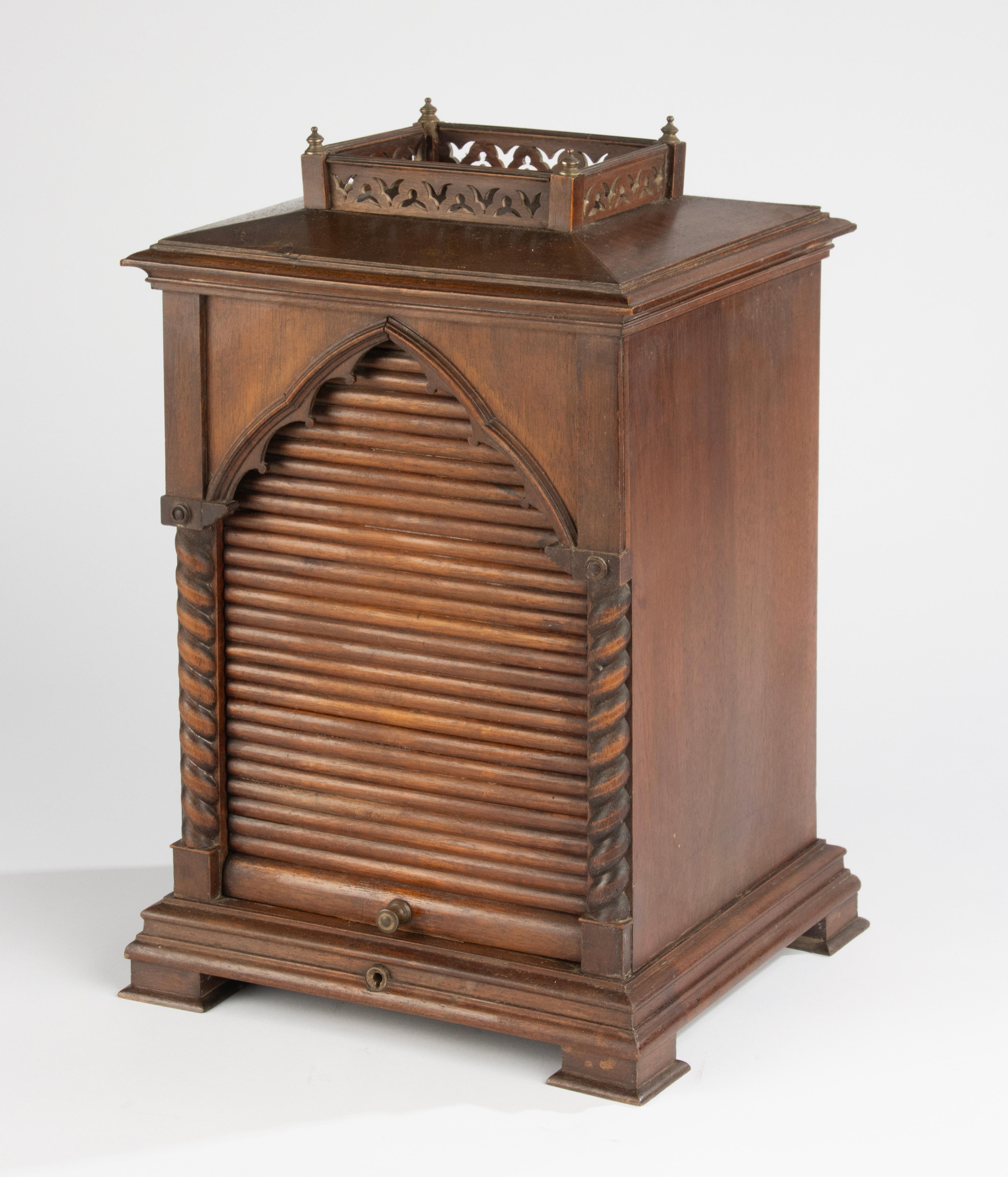 Fine XIX secolo Armadietto per sigari in noce in stile gotico francese della fine del XIX secolo in vendita