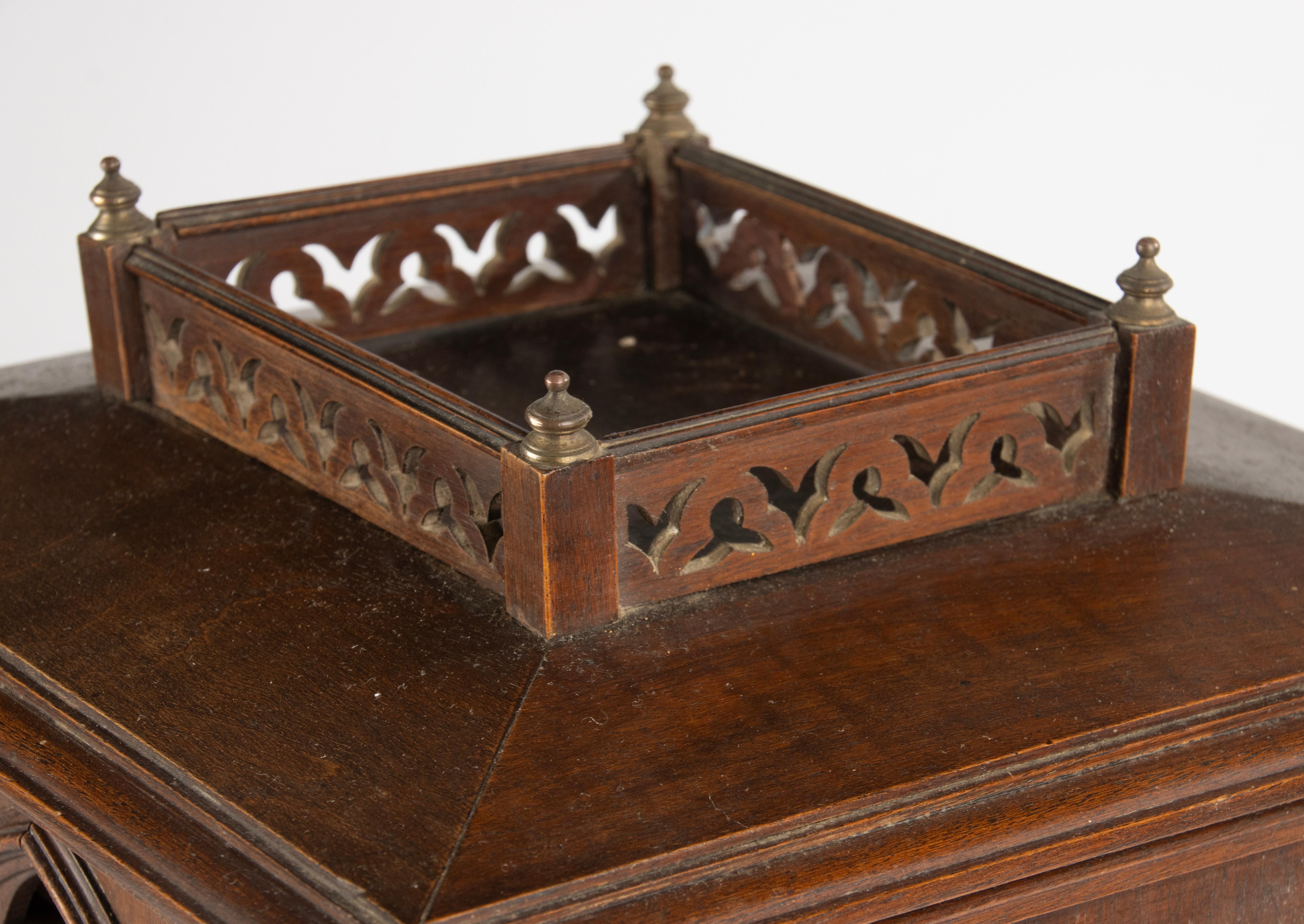 Armadietto per sigari in noce in stile gotico francese della fine del XIX secolo in vendita 1