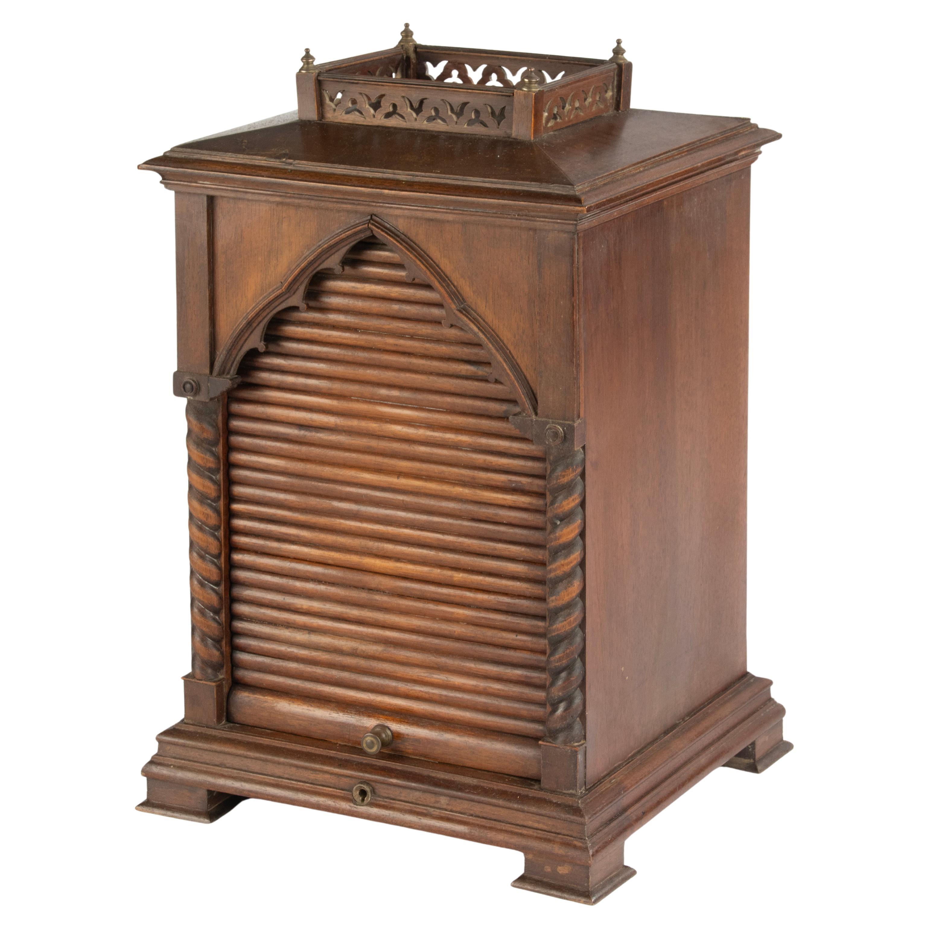 Armadietto per sigari in noce in stile gotico francese della fine del XIX secolo in vendita