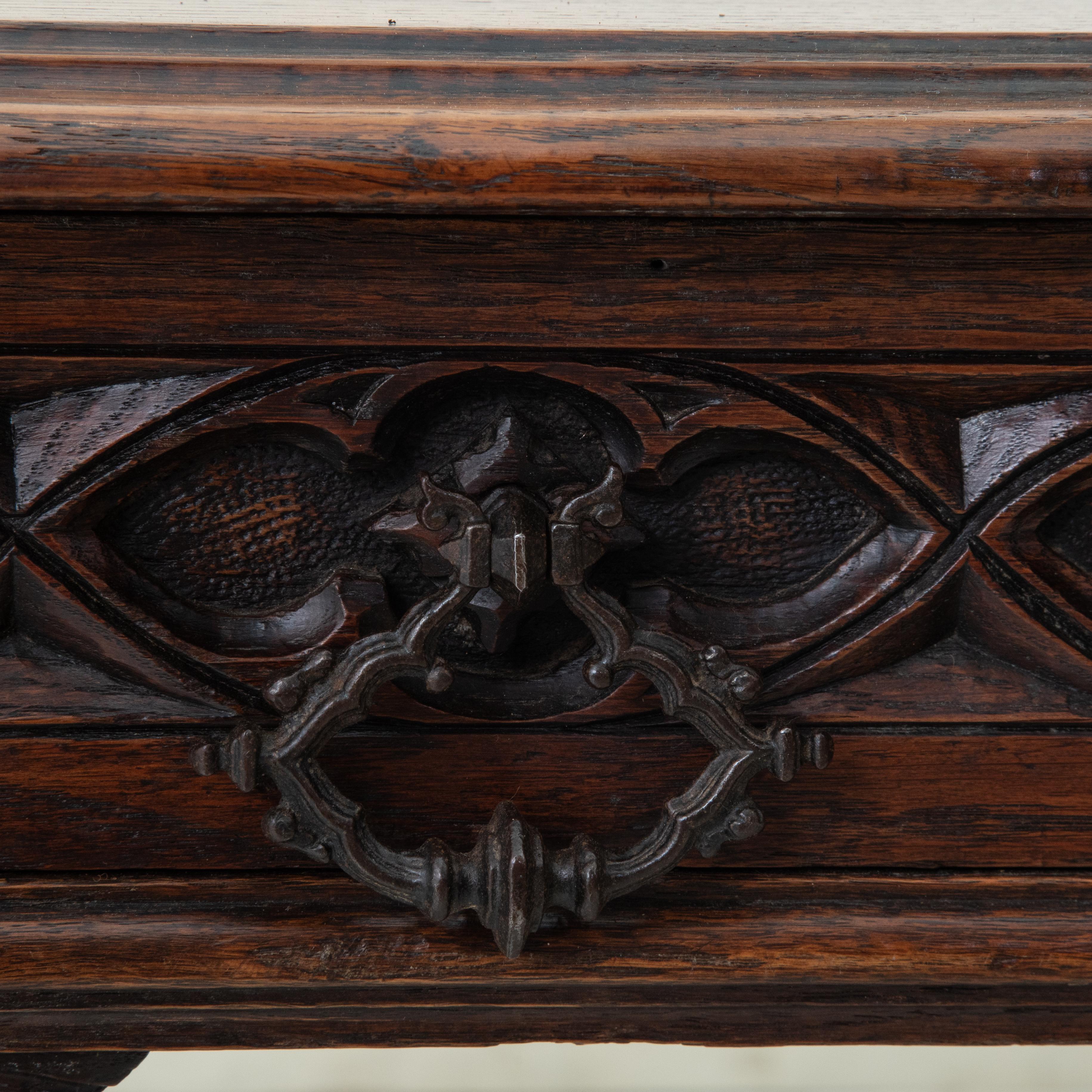 Scrivania o tavolo da scrittura in stile gotico in Oak Oak, intagliato a mano, della fine del XIX secolo. 1