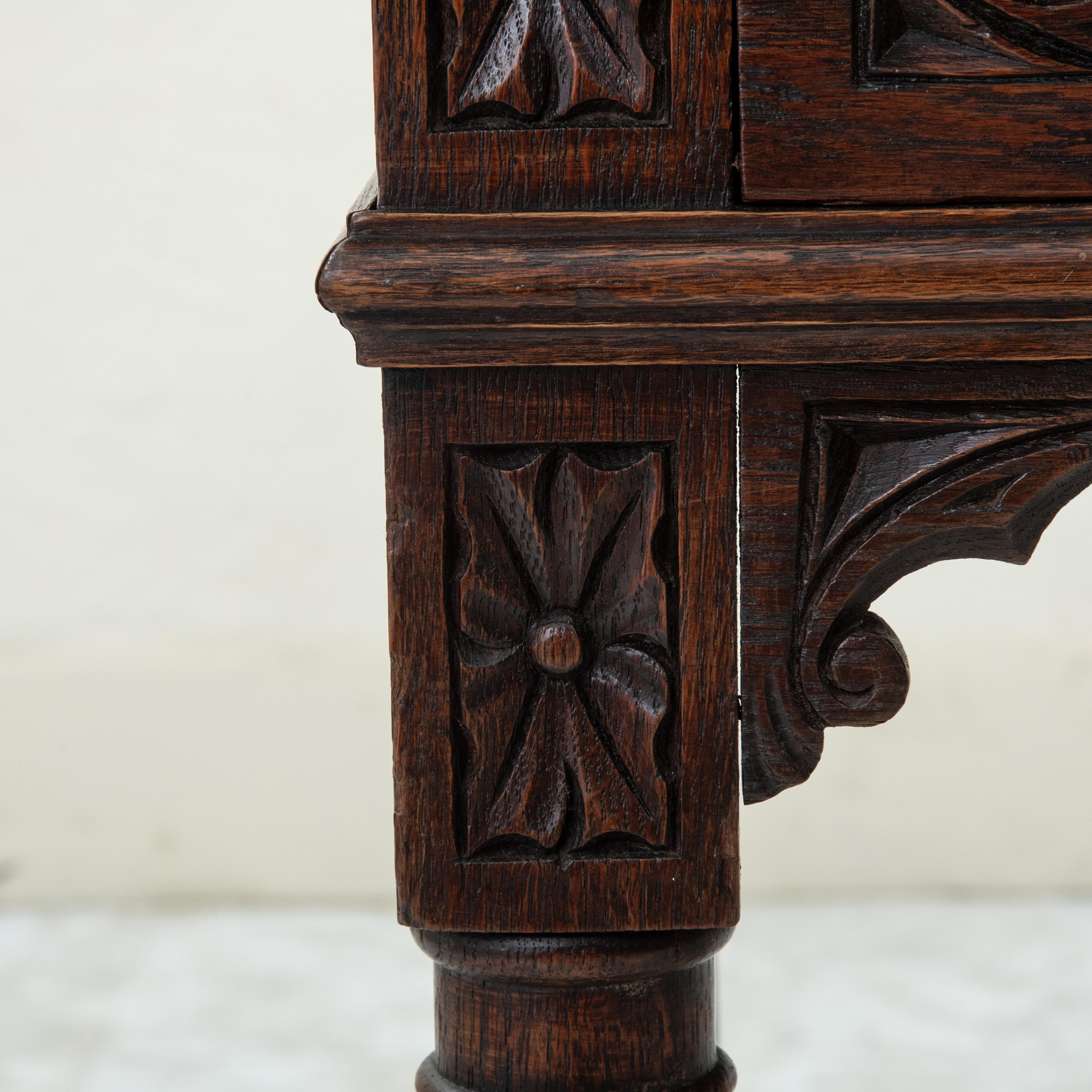 Scrivania o tavolo da scrittura in stile gotico in Oak Oak, intagliato a mano, della fine del XIX secolo. 2