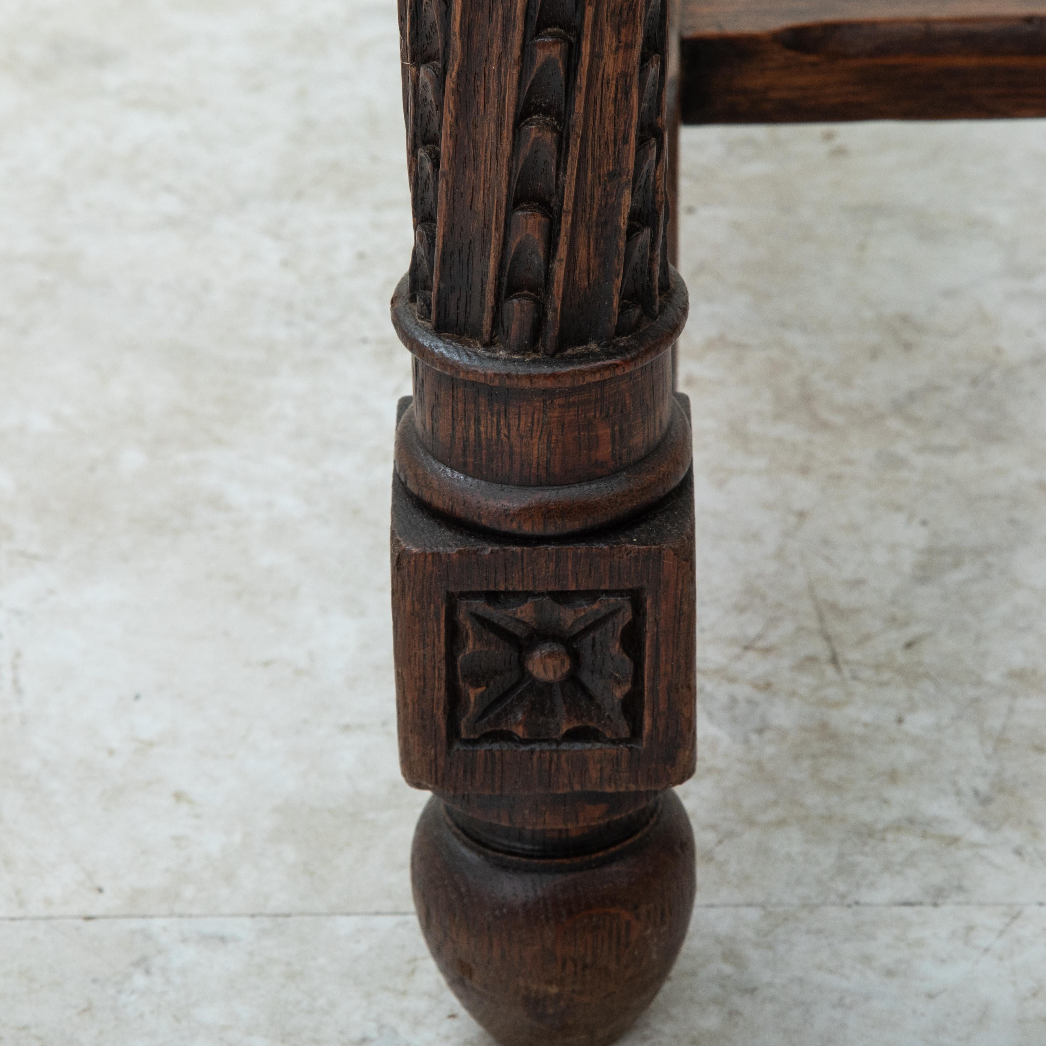 Scrivania o tavolo da scrittura in stile gotico in Oak Oak, intagliato a mano, della fine del XIX secolo. 3