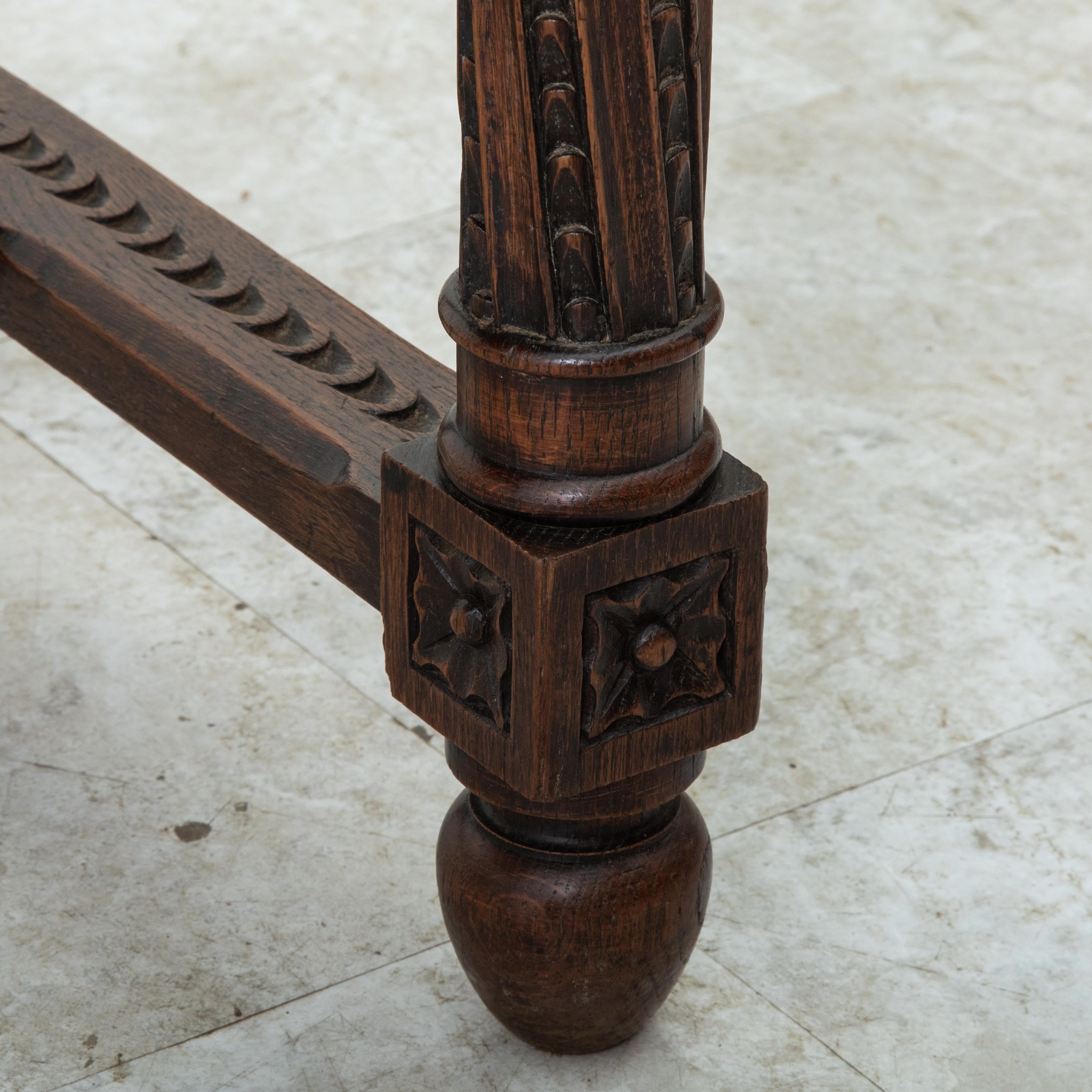 Scrivania o tavolo da scrittura in stile gotico in Oak Oak, intagliato a mano, della fine del XIX secolo. 4