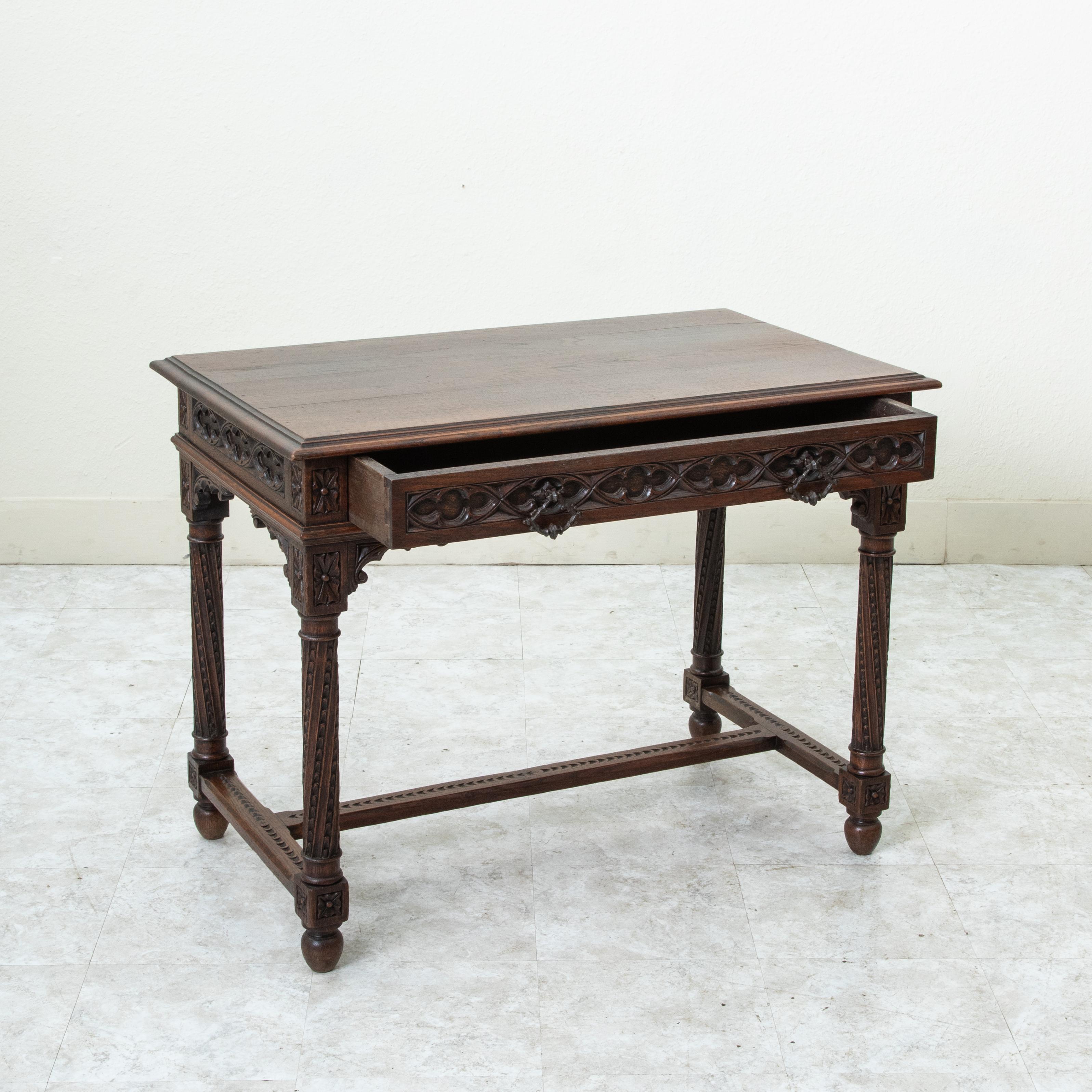 Francese Scrivania o tavolo da scrittura in stile gotico in Oak Oak, intagliato a mano, della fine del XIX secolo.