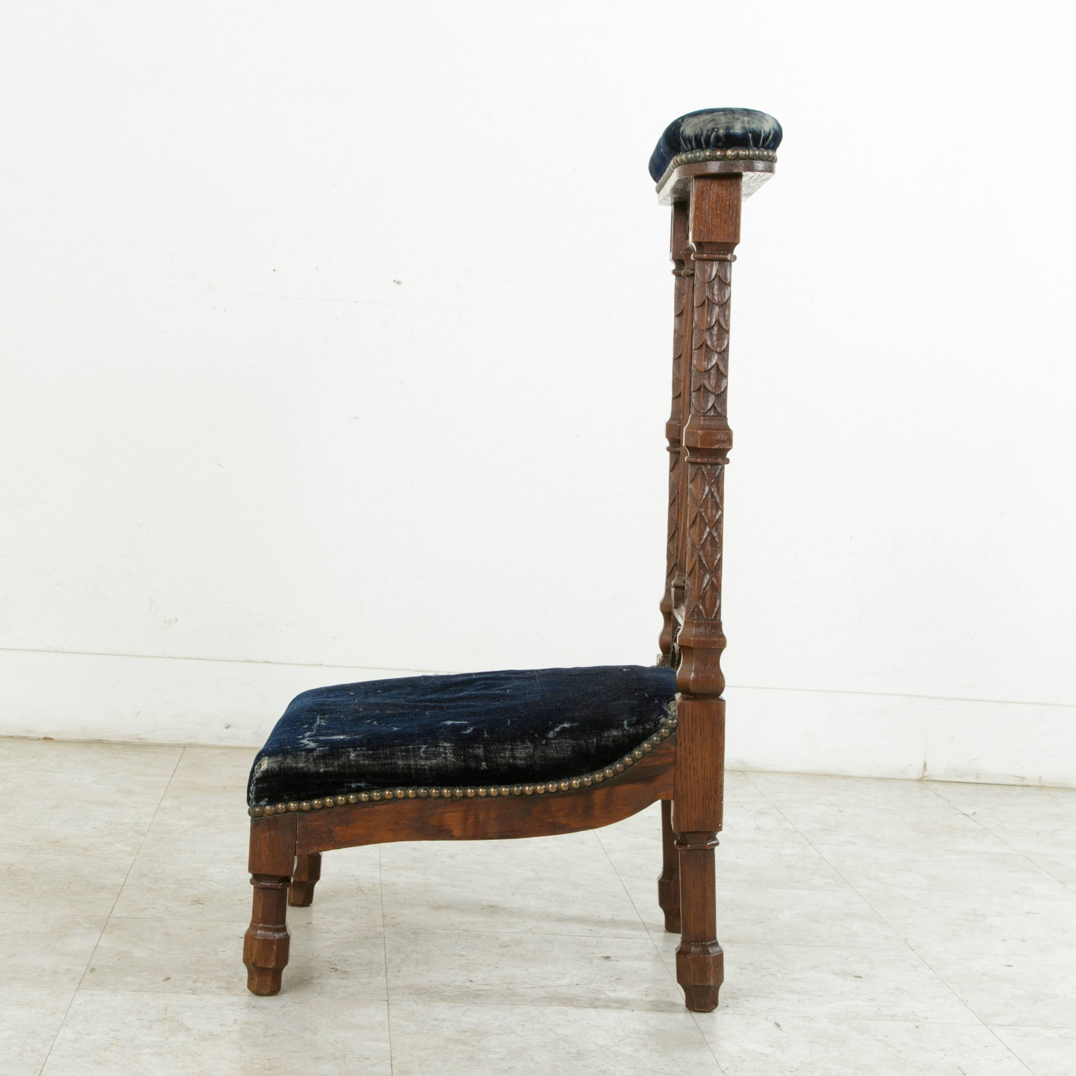 Gothic Revival Late 19th Century French Hand-Carved Oak Prie-Dieu or Prayer Chair with Cross