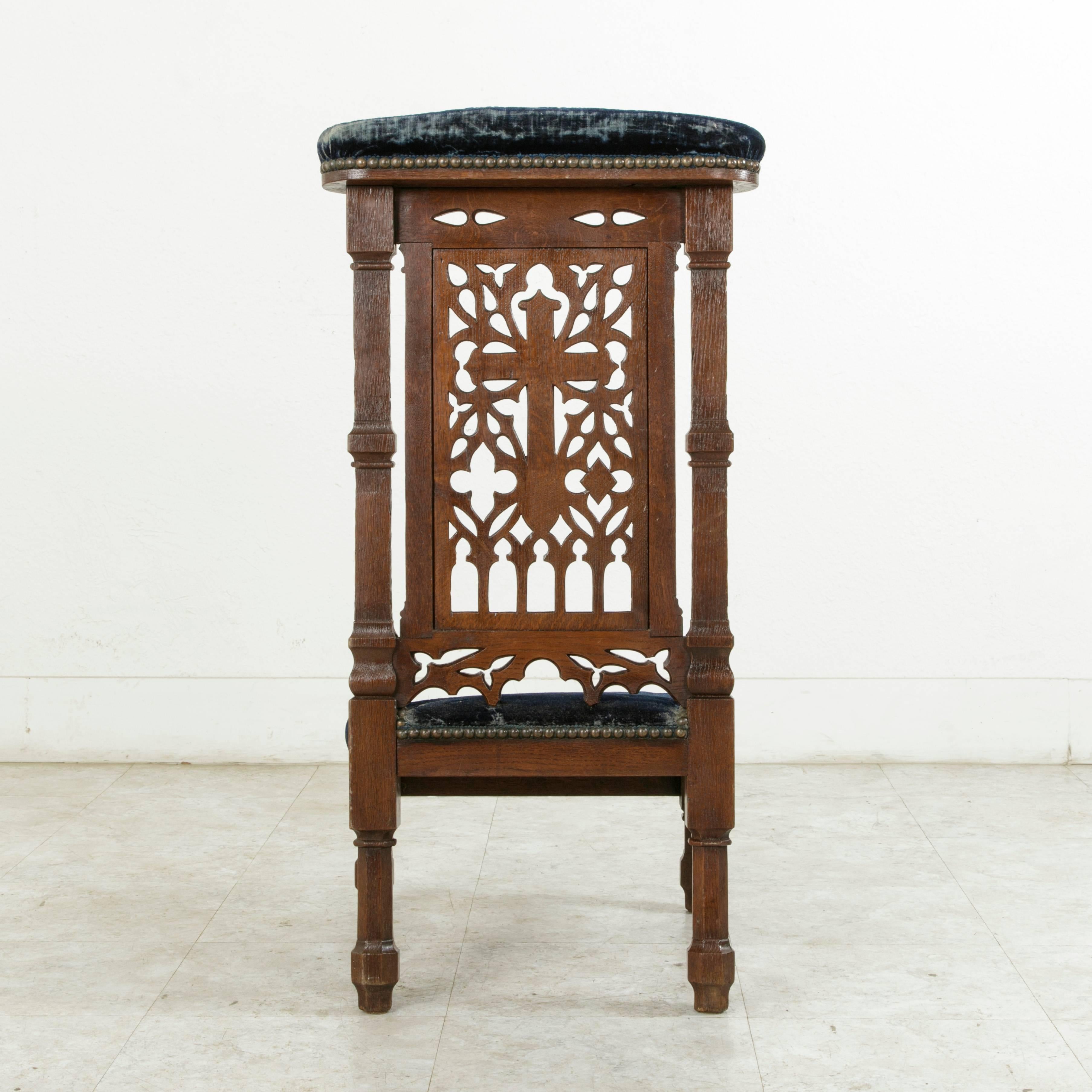 Late 19th Century French Hand-Carved Oak Prie-Dieu or Prayer Chair with Cross In Good Condition In Fayetteville, AR