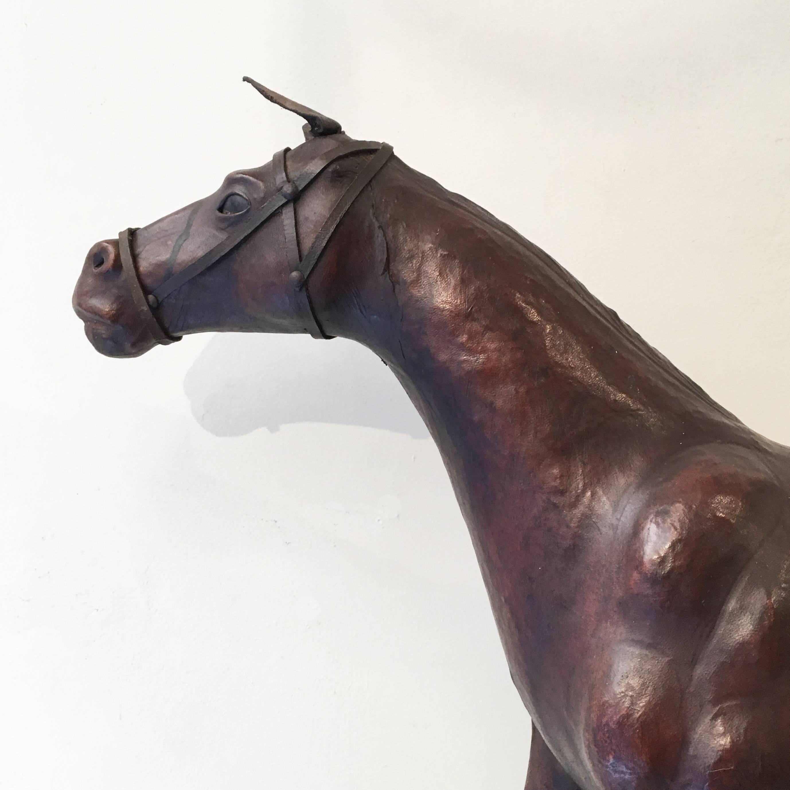 A charming French leather full body horse sculpture or model.
A rectangular base in ebonized wood is surmounted by the statue.
French manufactory, late 19th century.